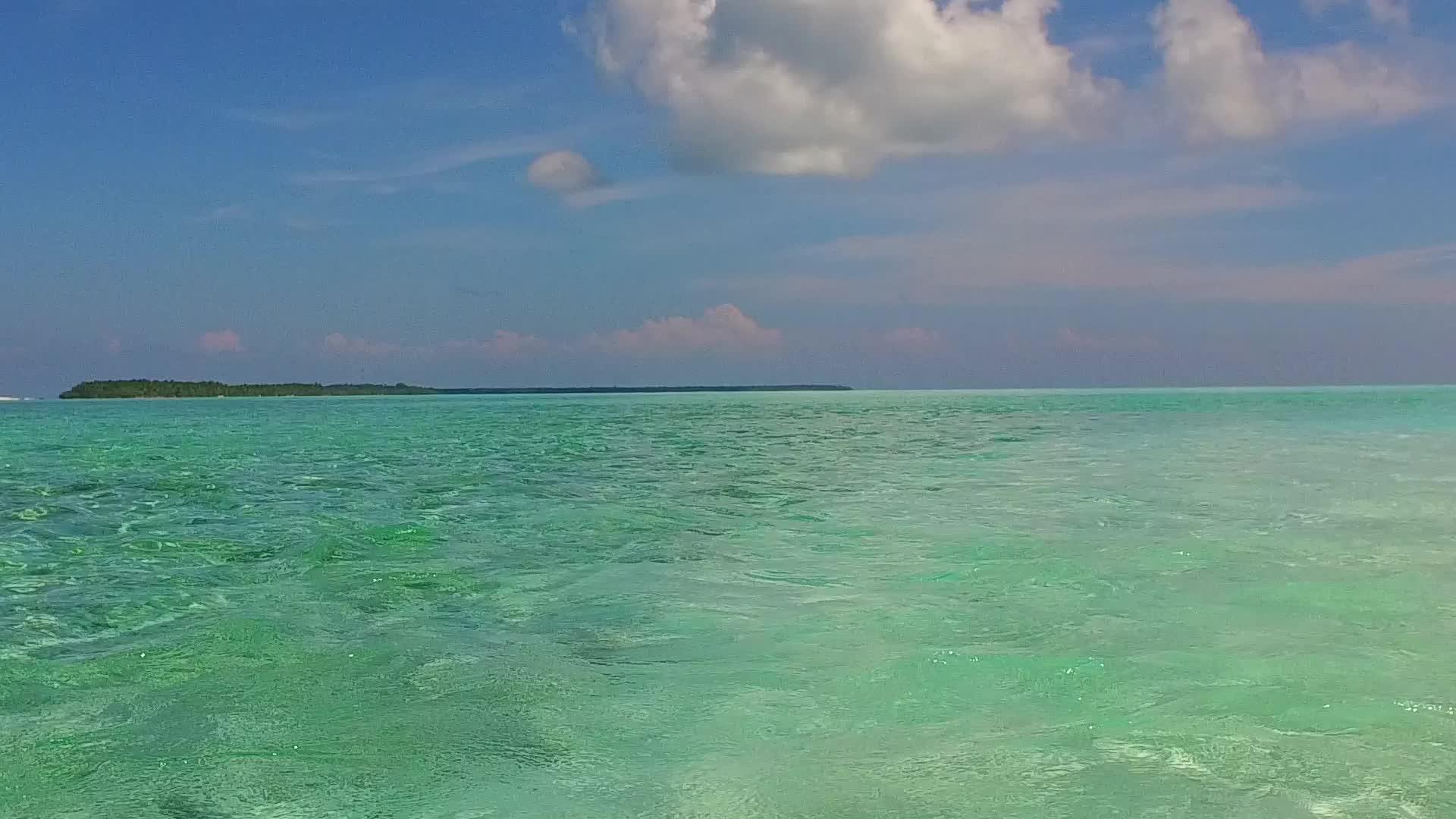 海洋海岸线海滩度假的温暖景观蓝色的海洋和珊瑚礁视频的预览图