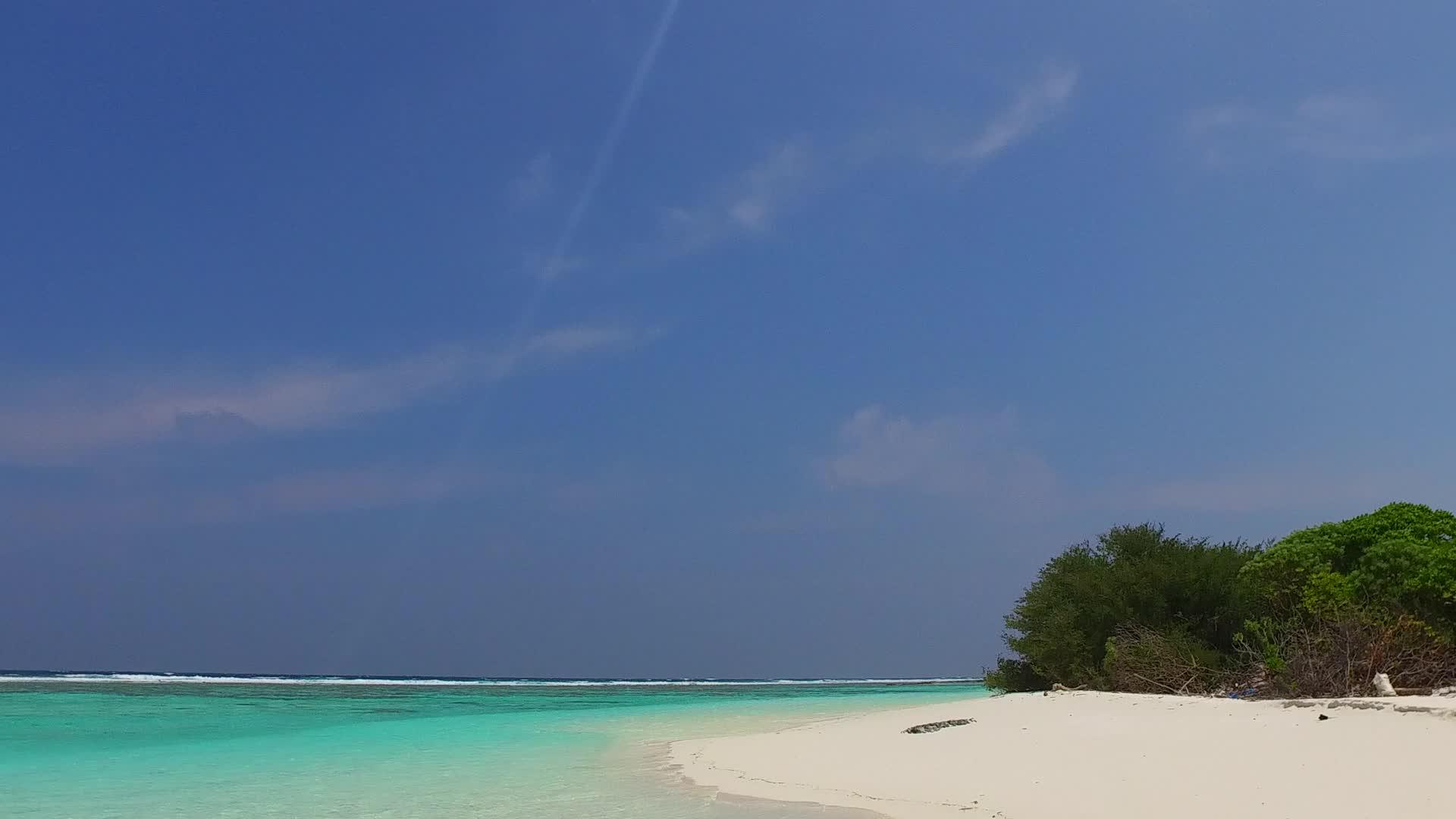 热带海岸海滩的生活方式是通过清洁的白色沙子背景在阳光下视频的预览图