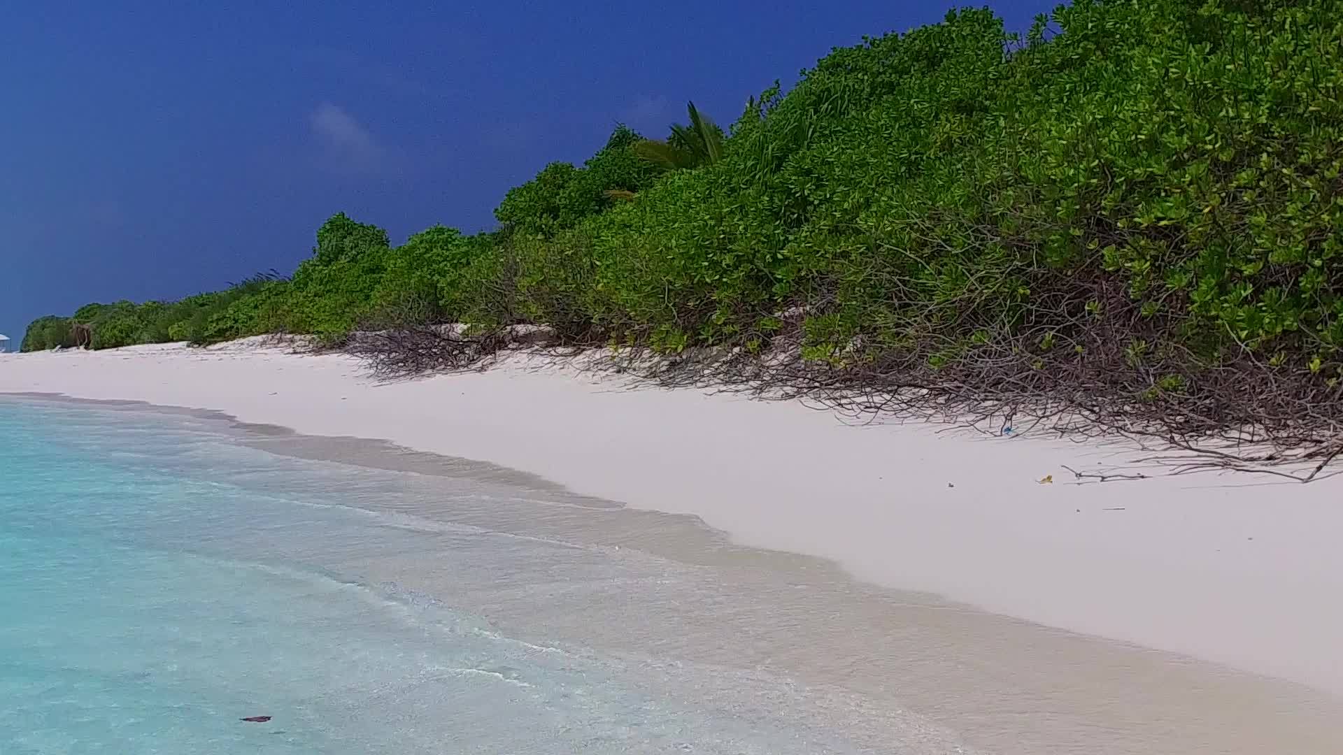 在沙洲附近有明亮沙滩背景的蓝色海洋中欣赏田园诗般的海岸视频的预览图