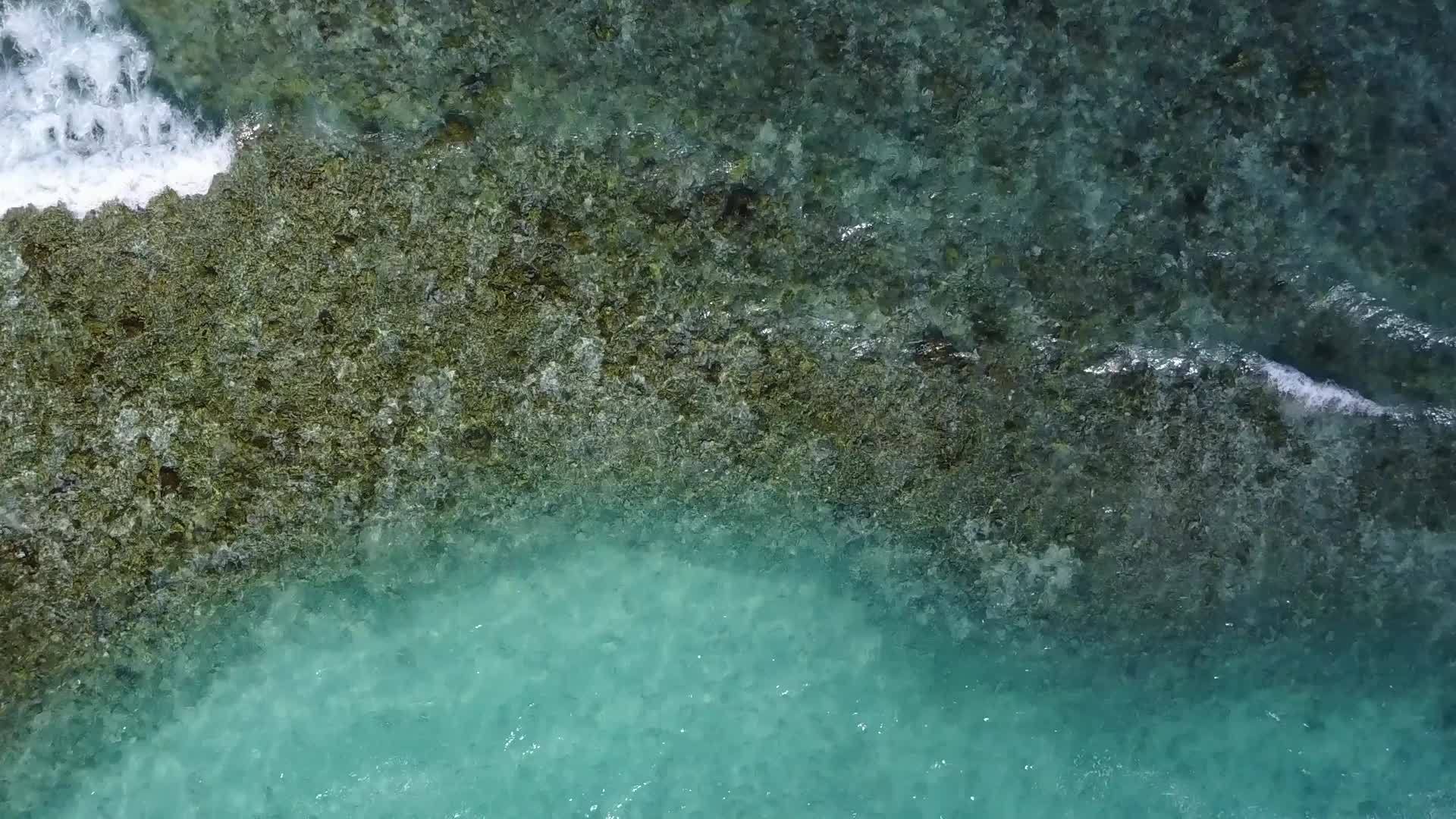 美丽的旅游海滩蓝绿环礁湖冲浪时有白色的沙滩背景视频的预览图