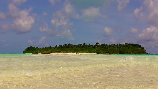 沙洲附近有一个完美的蓝绿色海滩生活方式有白色的沙沙背景视频的预览图