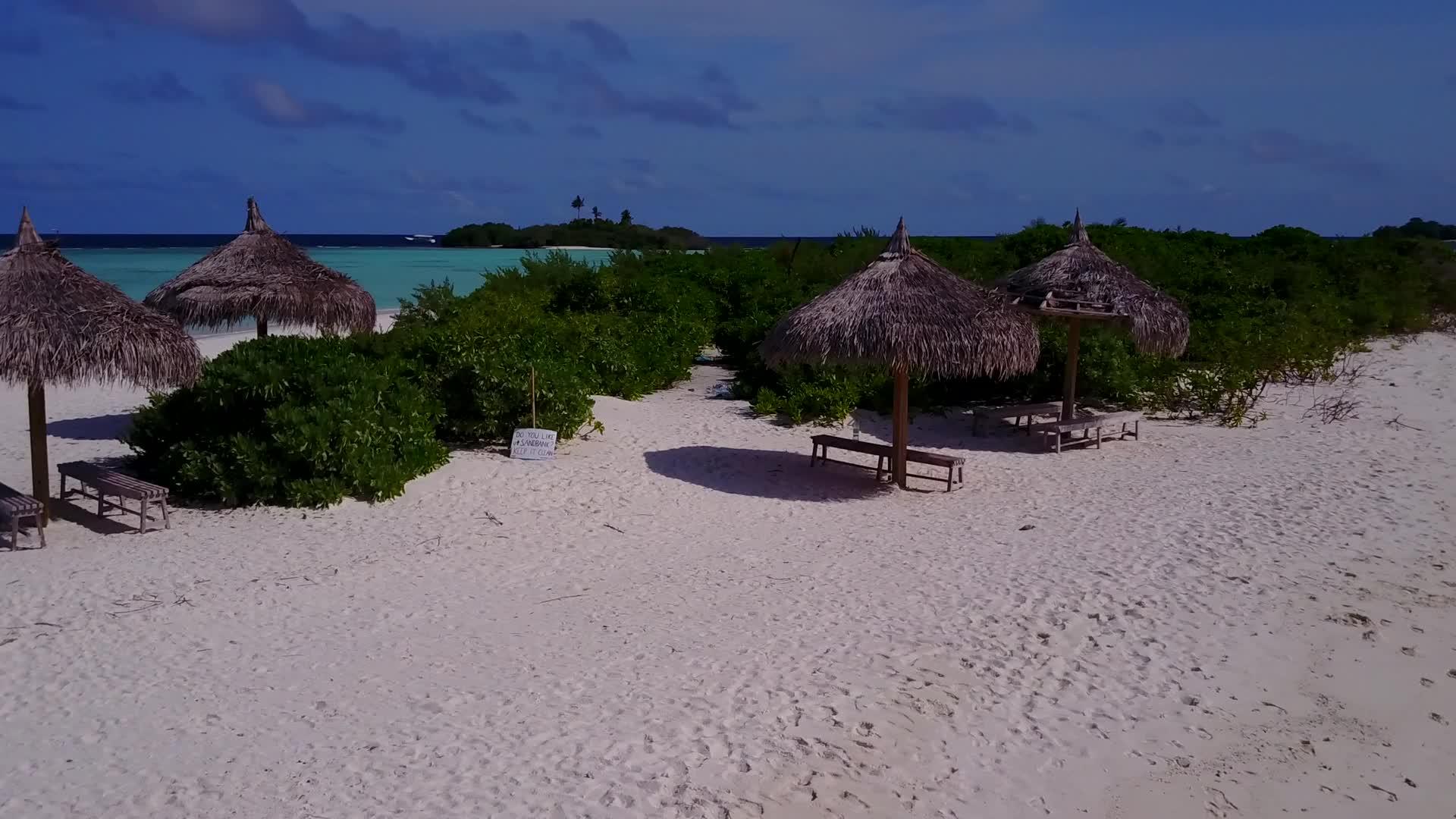 紧密的天空使海滩休息时间从蓝水和白沙背景在礁石附近视频的预览图