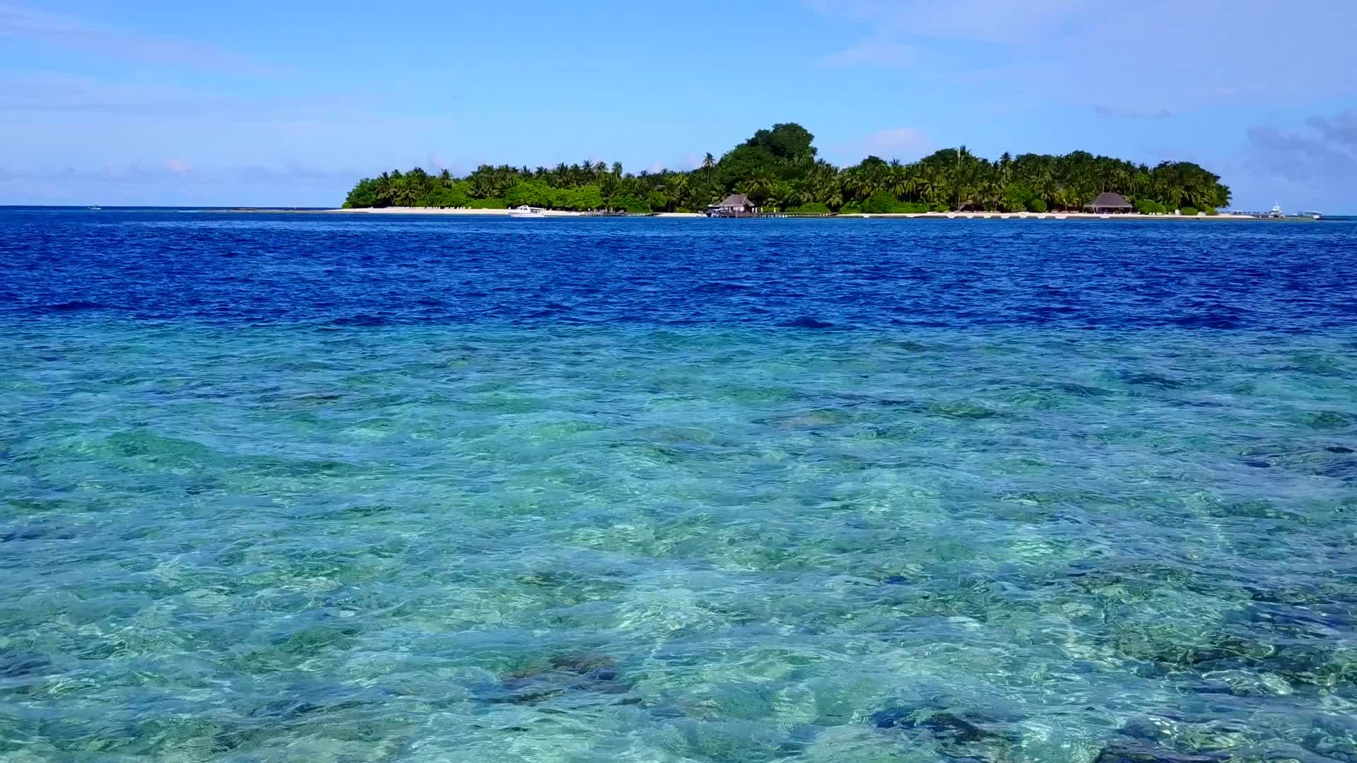 阳光明媚的蓝色环礁湖和阳光下美丽的白色美丽背景视频的预览图