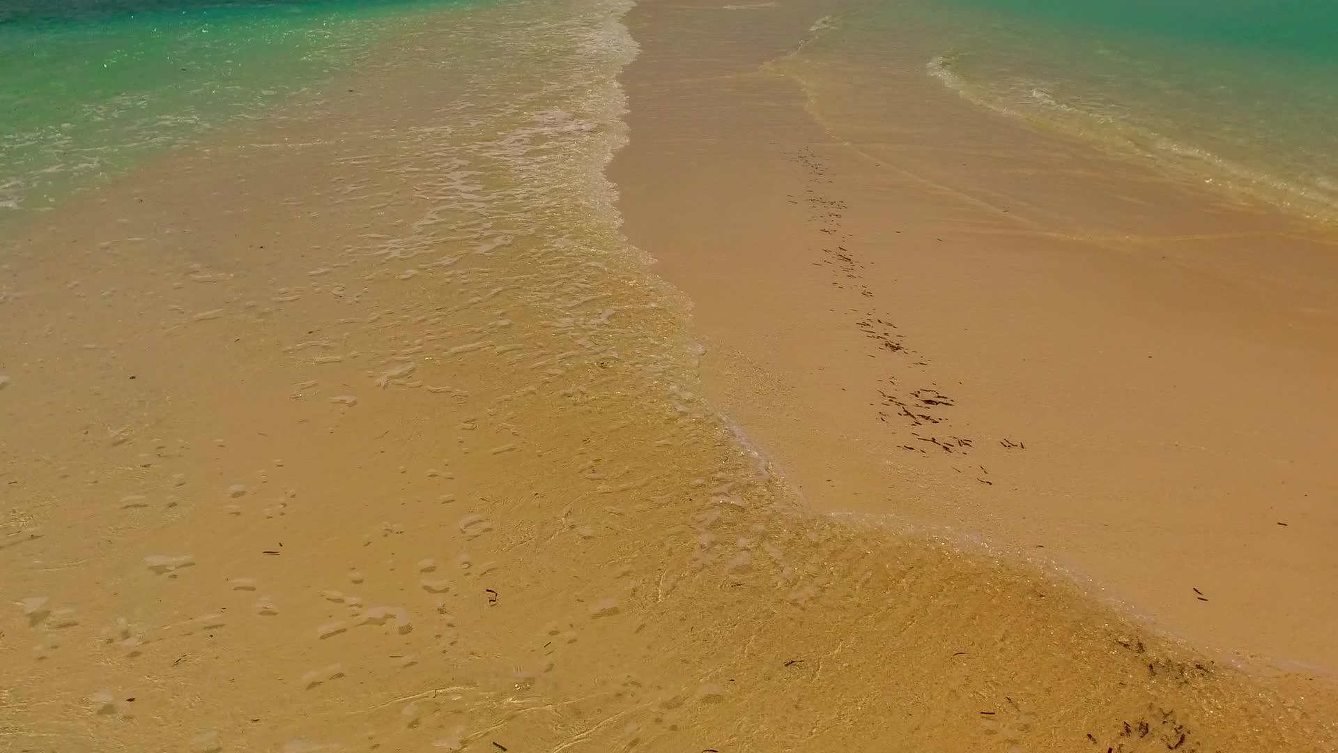 天堂湾海滩之旅经历了浅海和近波的白色沙滩背景视频的预览图