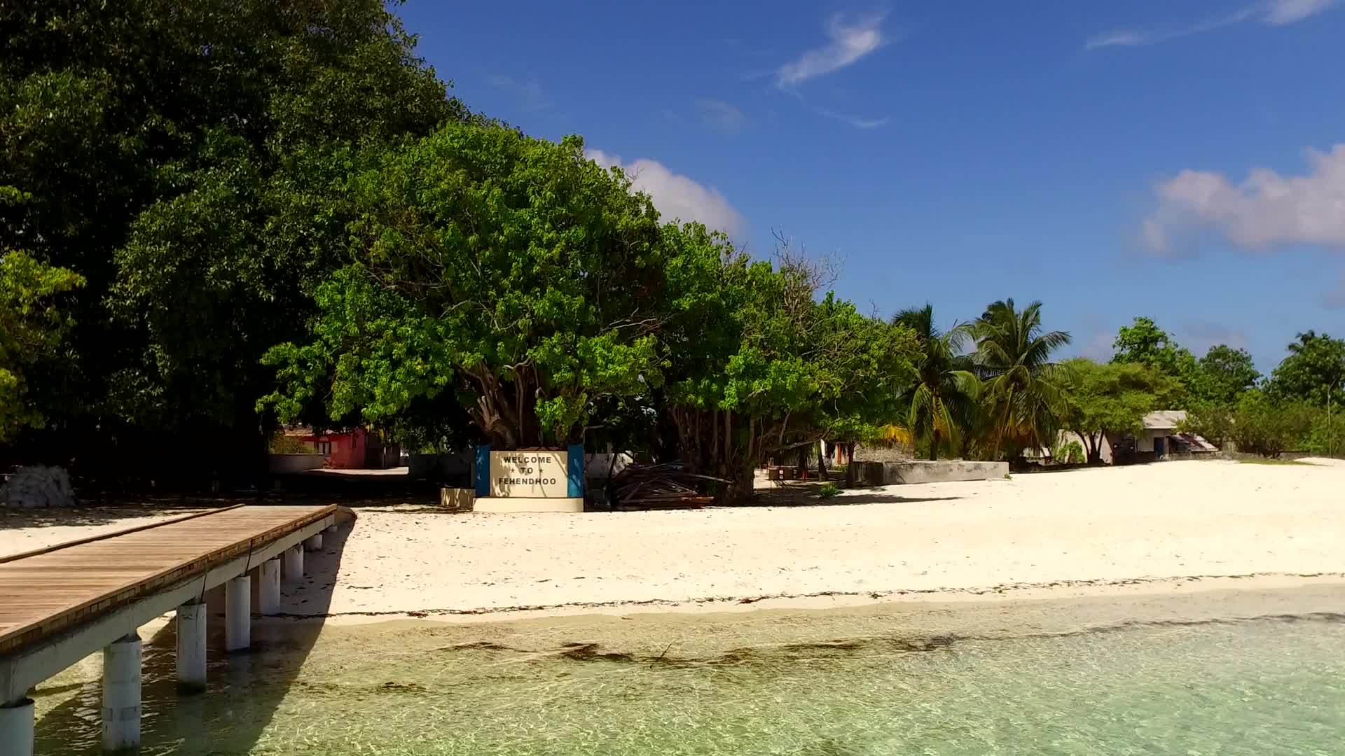 美丽的海滨海滩生活方式透明的泻湖和沙洲附近的白沙背景视频的预览图