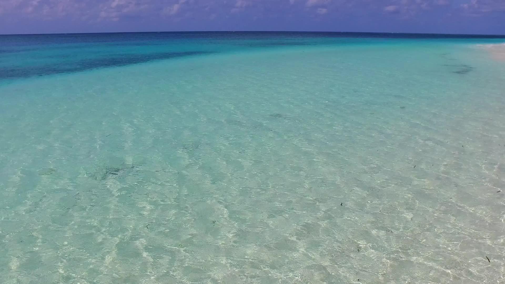 在浅泻湖和阳光下干净的海滩背景下美丽的度假海滩度假广角视频的预览图