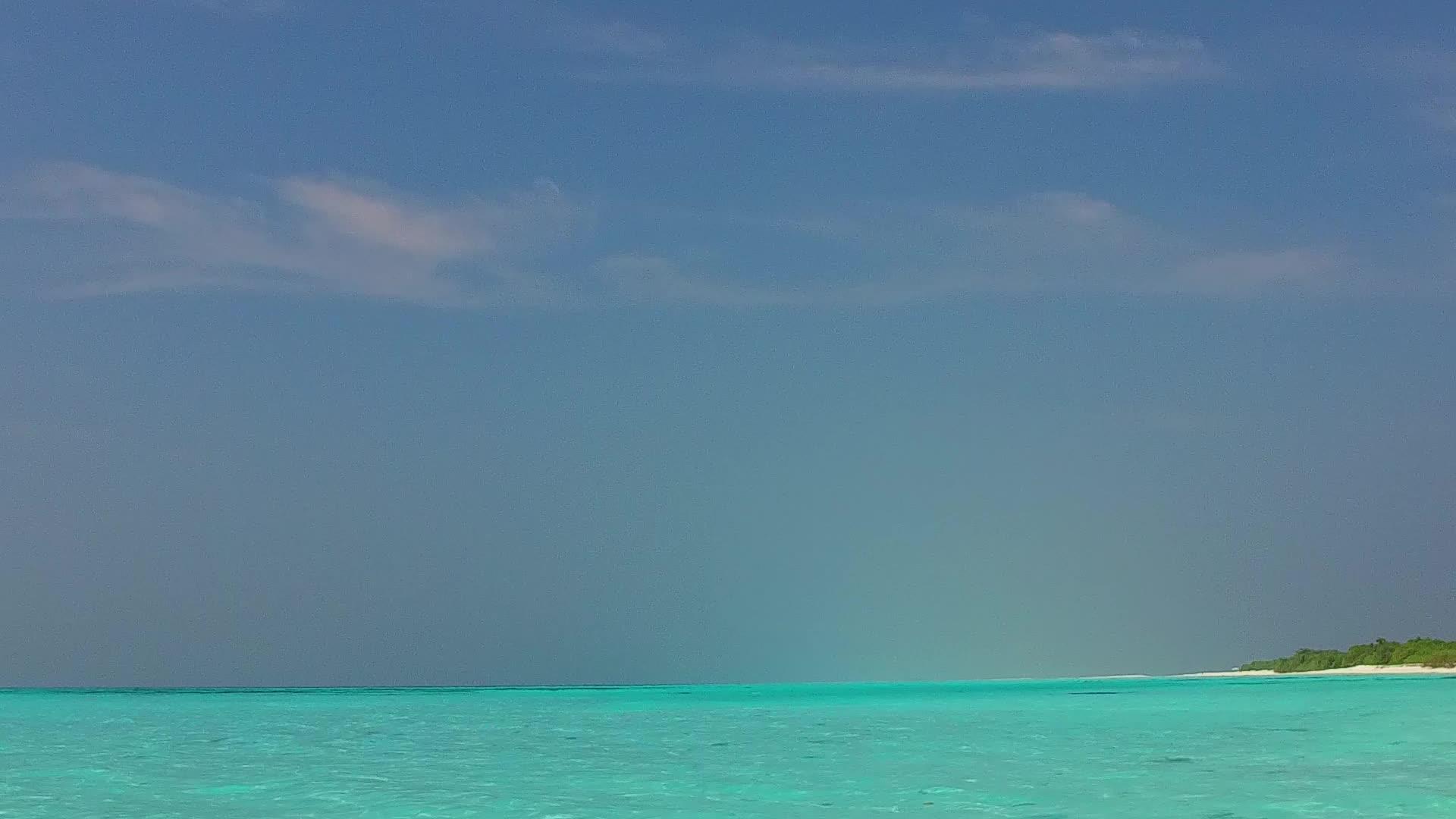 热带海滩的背景是透明的环礁湖和度假胜地附近的白色海滩视频的预览图