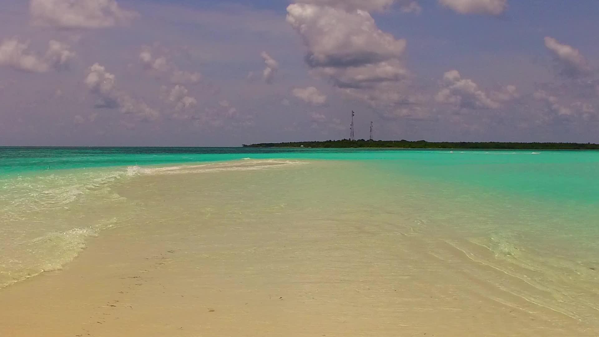 白色沙地背景在浅海和沙巴附近的白色沙滩背景视频的预览图