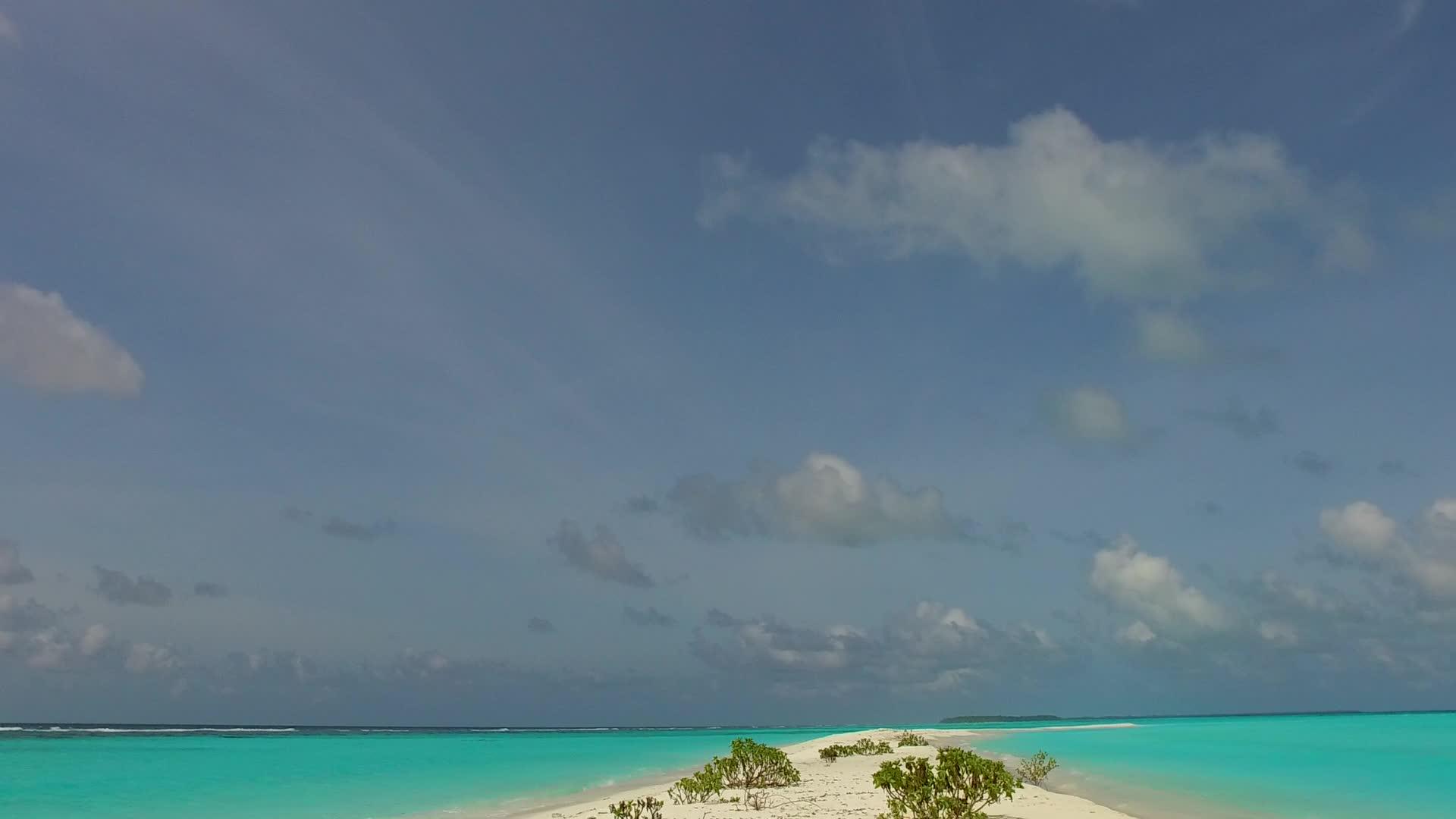 海浪附近有一个浅沙背景的蓝色海洋来放松岛屿海滩旅程的宽角度视频的预览图