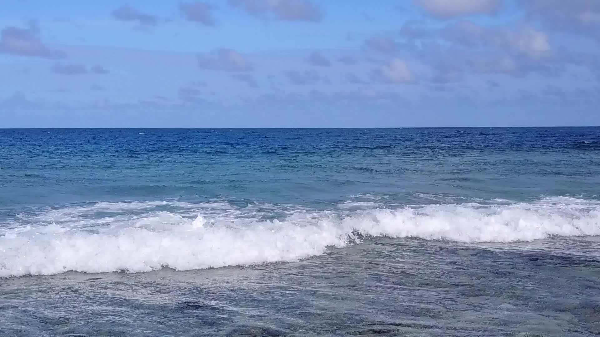 蓝太阳下的白沙底蓝海为例蓝海海岸海滩时间在阳光下视频的预览图