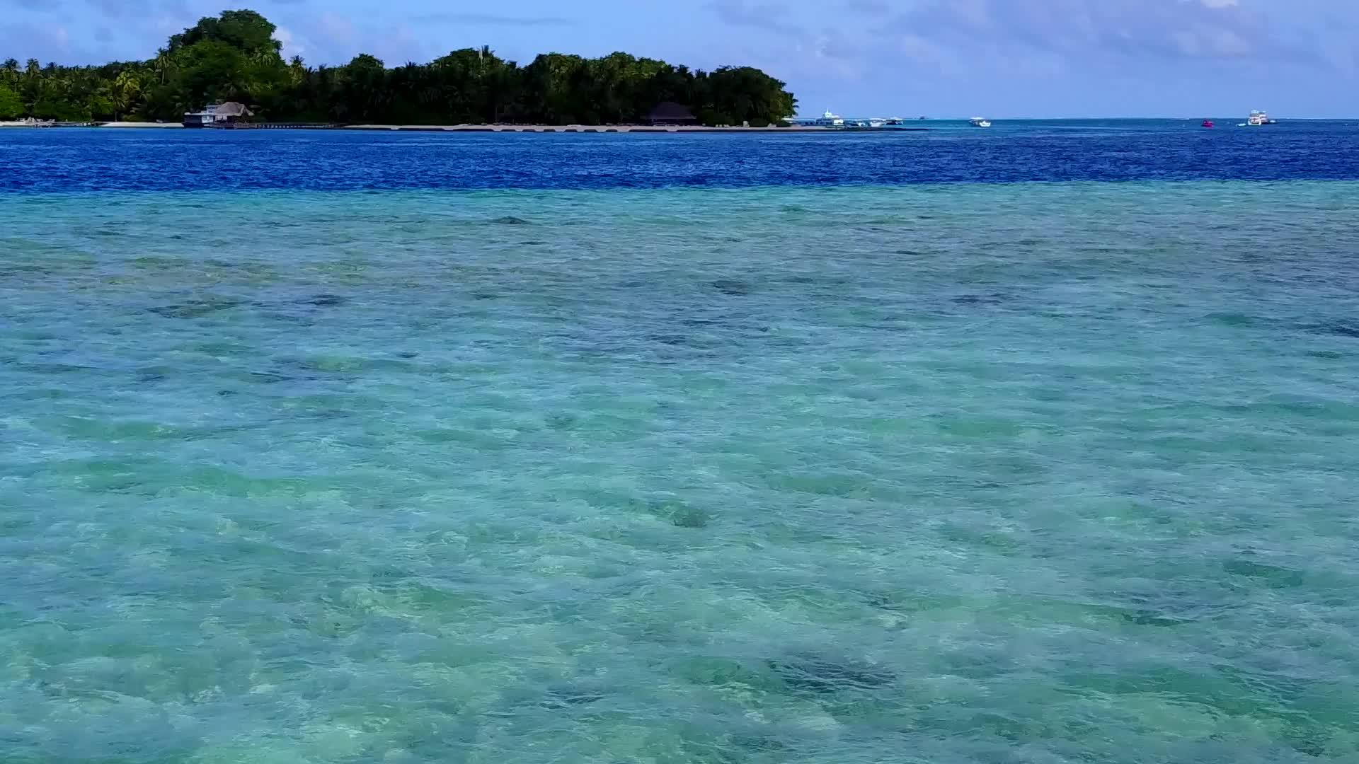 日出后蓝色海平面上完美的海滩度假一天视频的预览图