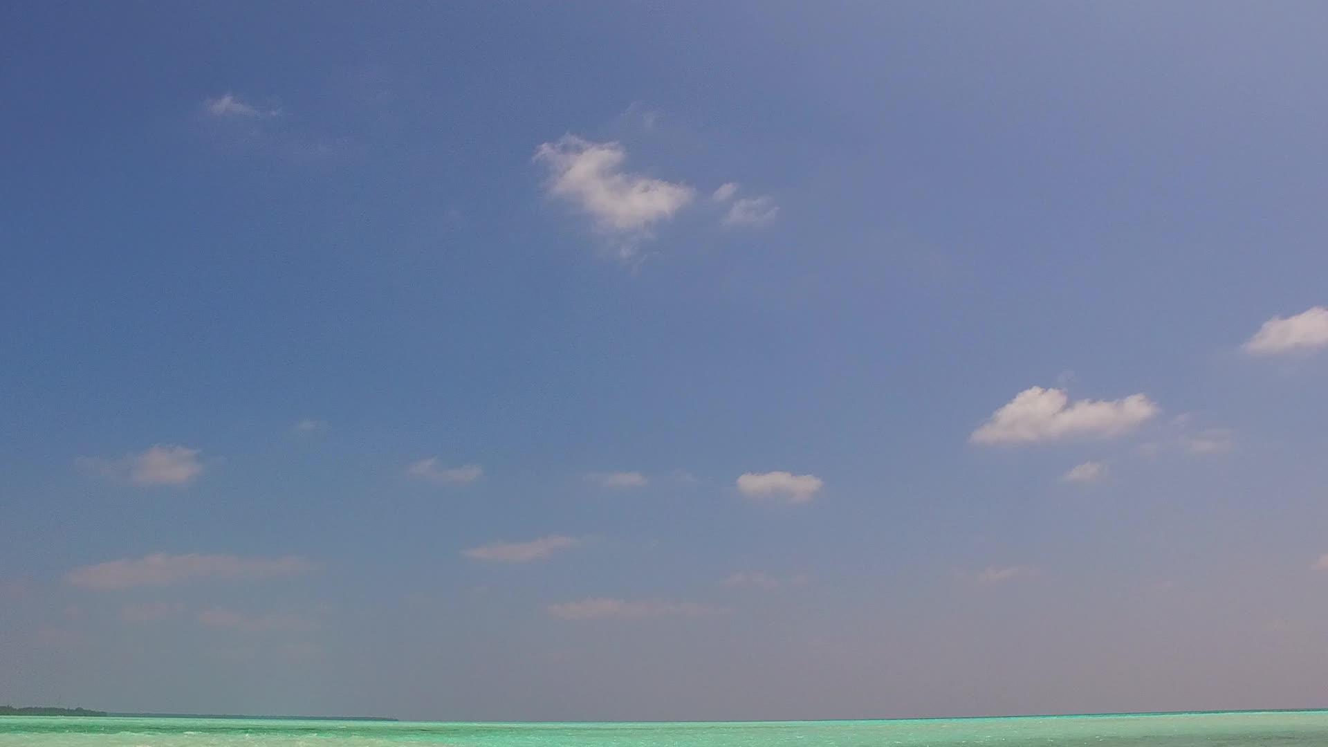 在阳光下白沙的背景是浅海复制海岸海滩度假空间旅游视频的预览图