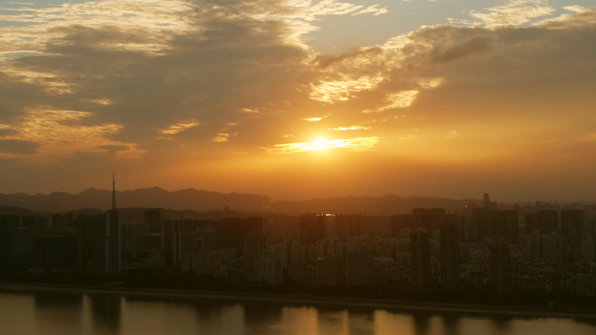航拍杭州钱江新城逆光唯美夕阳景视频的预览图