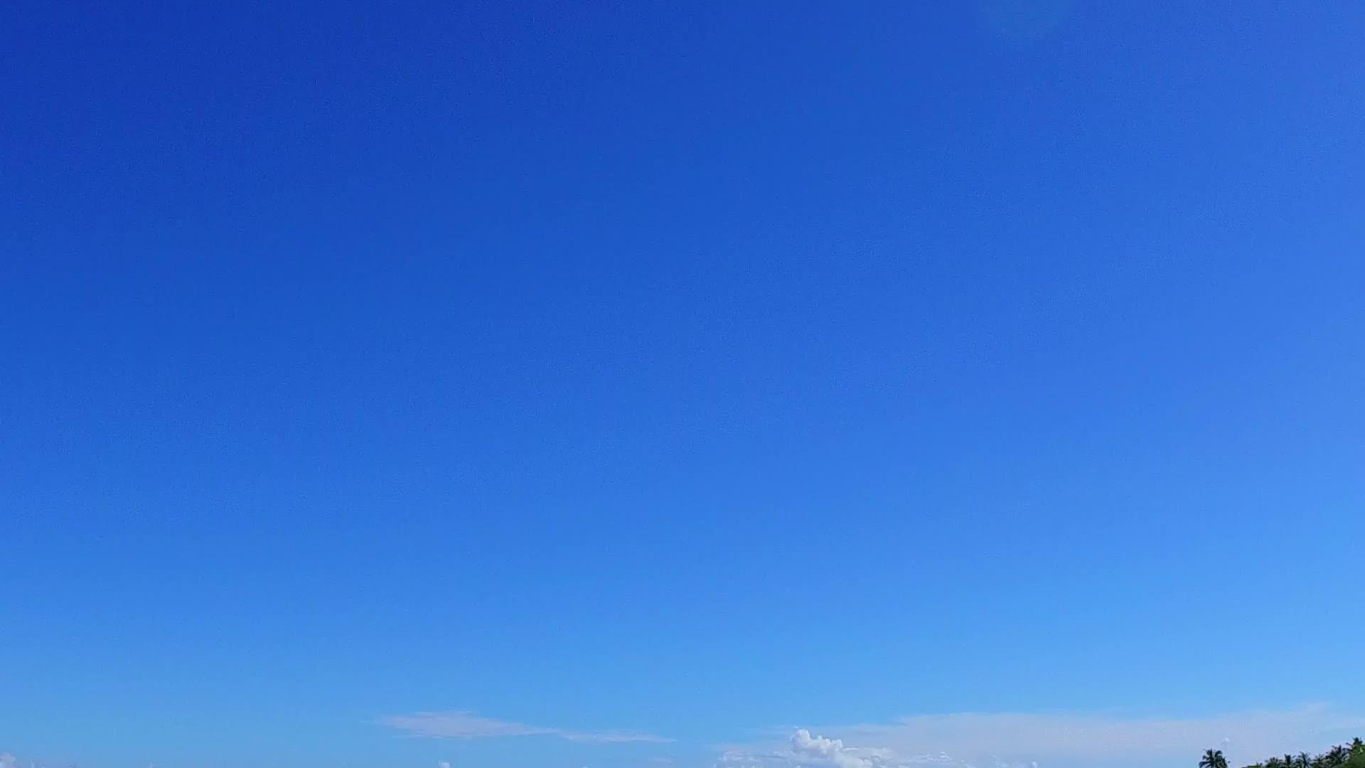 以白沙为背景的浅海在沙巴附近的浅海中冒险形成长宽角景观视频的预览图