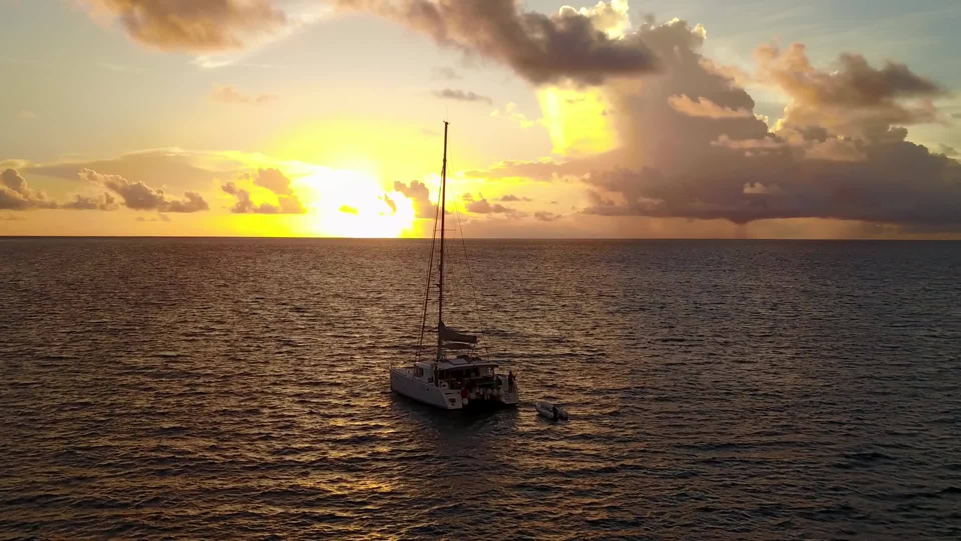 日落前由绿海和白沙背景创造的豪华环礁湖海滩探险视频的预览图