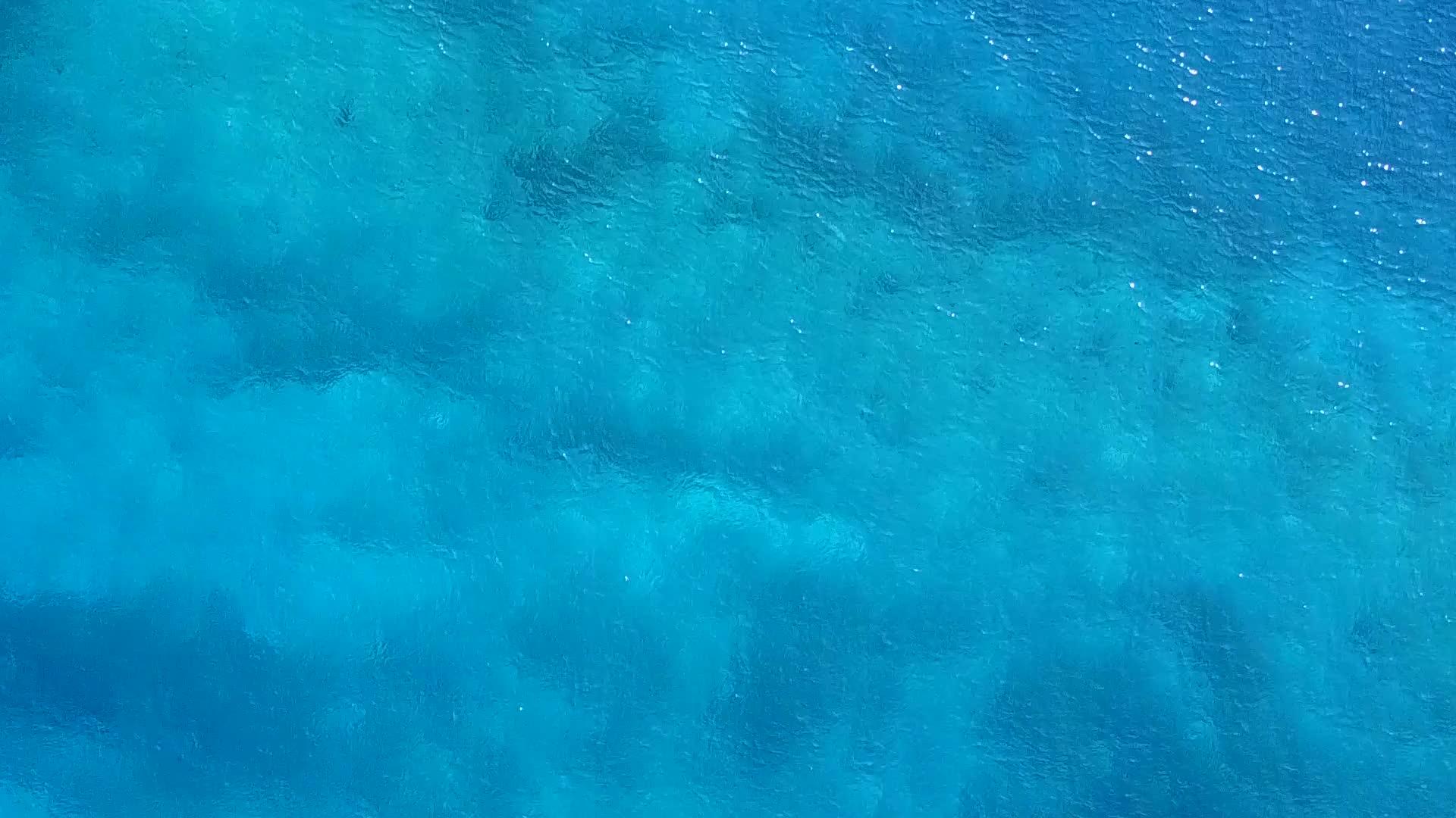 海浪附近有水蓝环礁湖有白色的沙滩背景视频的预览图