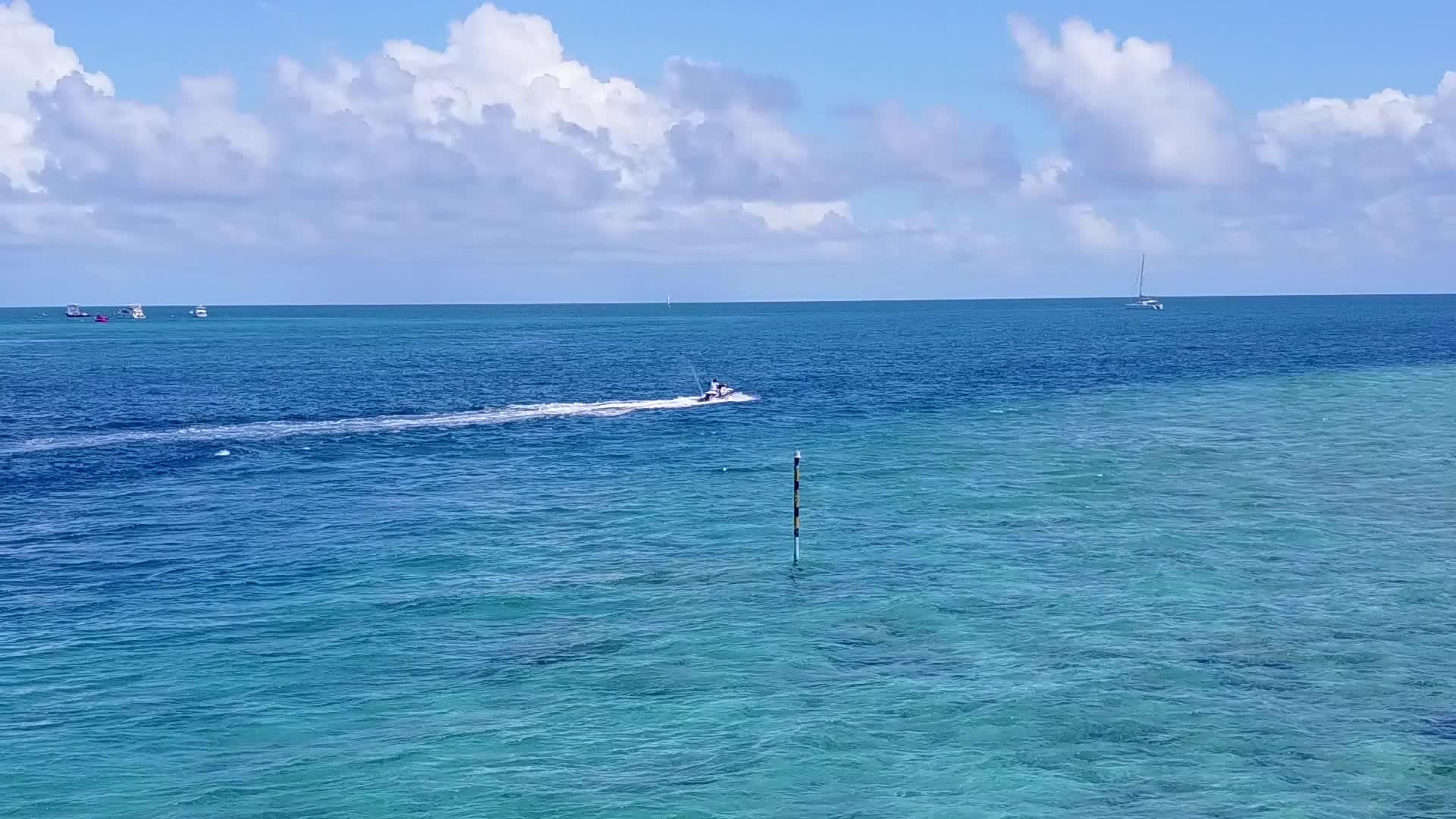 在蓝色的海面上放松在阳光下有白色的沙子背景视频的预览图