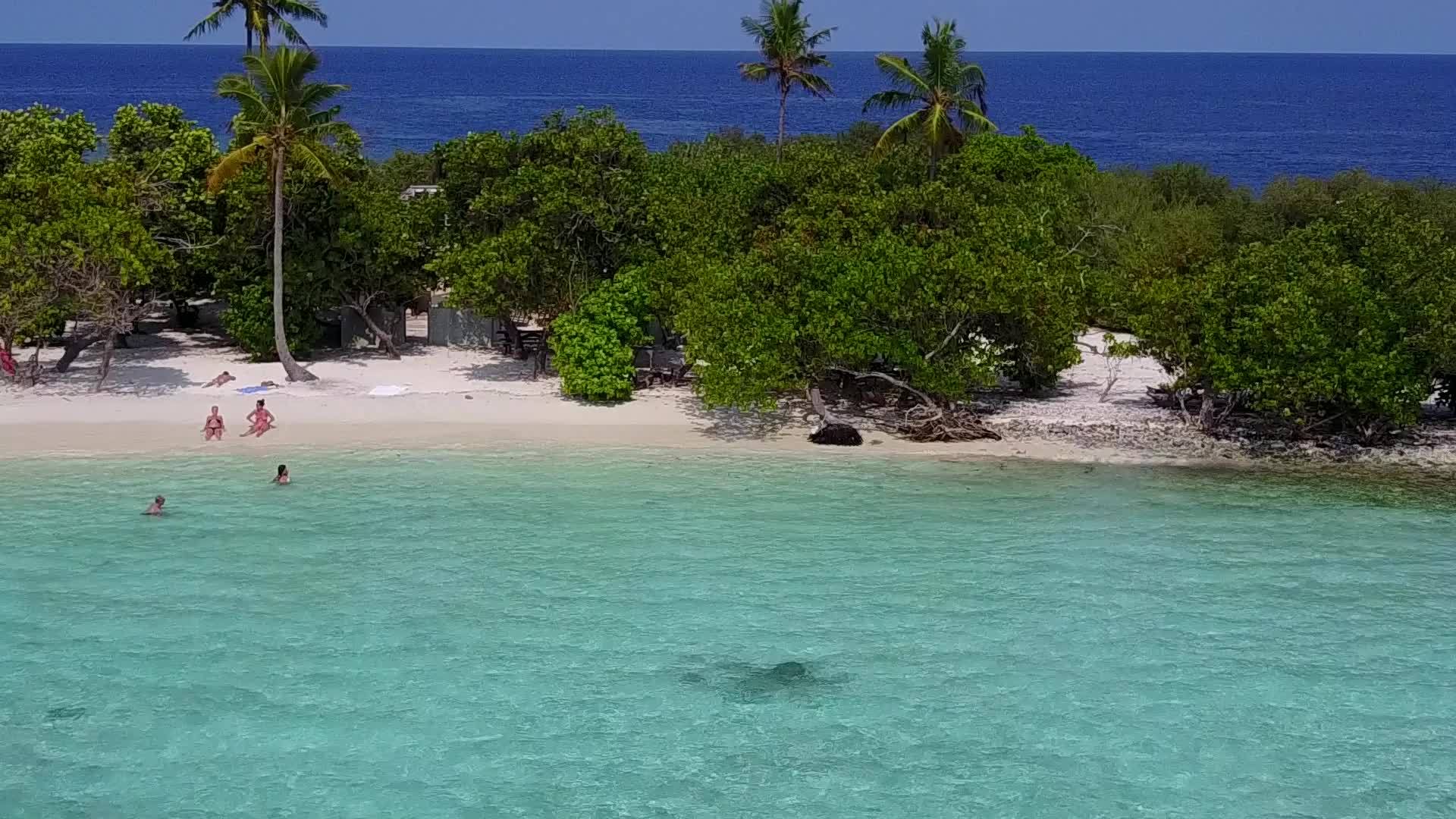 沙洲附近白沙背景蓝海完美海滩度假夏季全景全景视频的预览图