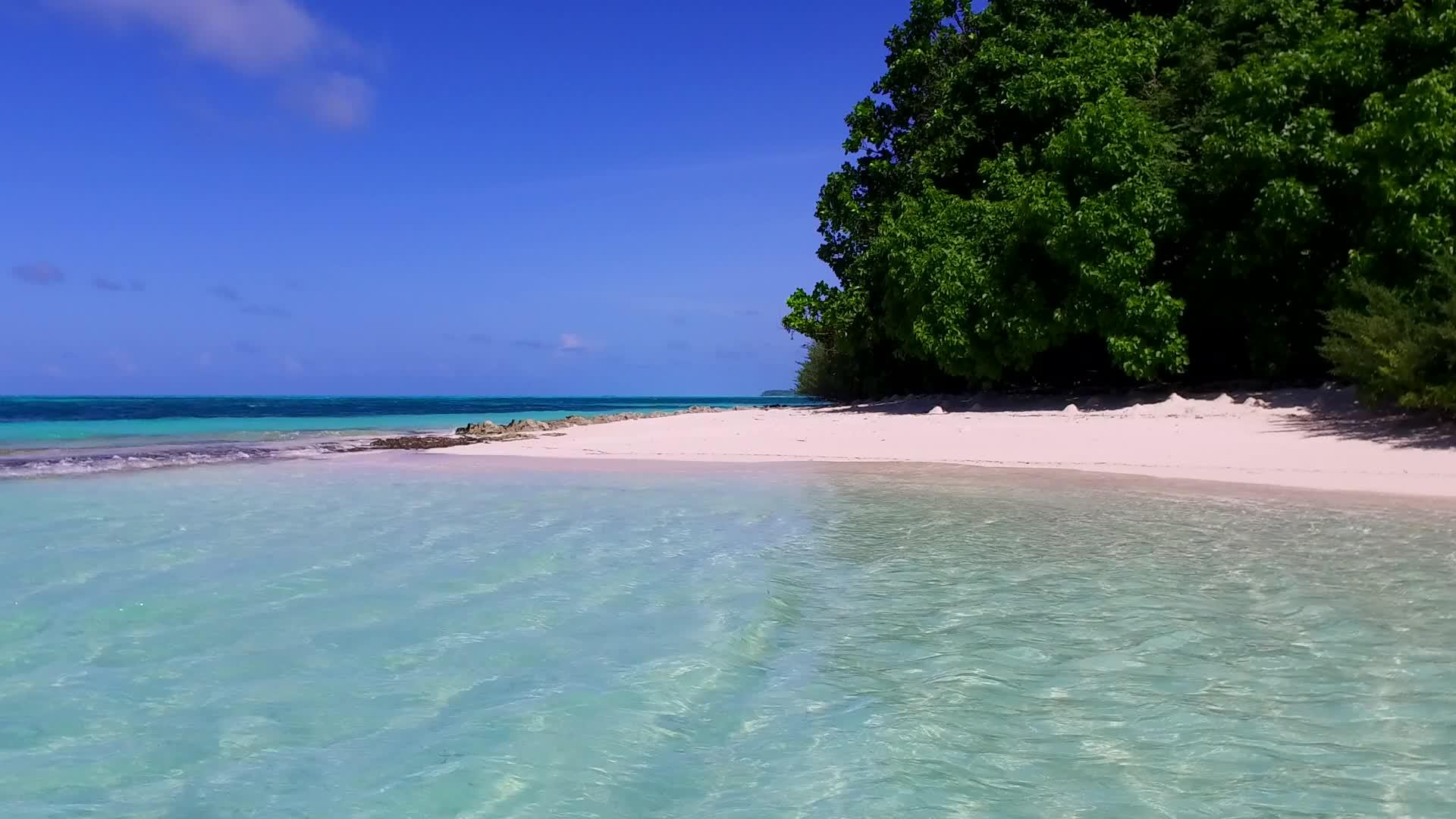 蓝海和白色沙海和白色沙滩背景的白色淡海平缓环礁湖海滩度假视频的预览图