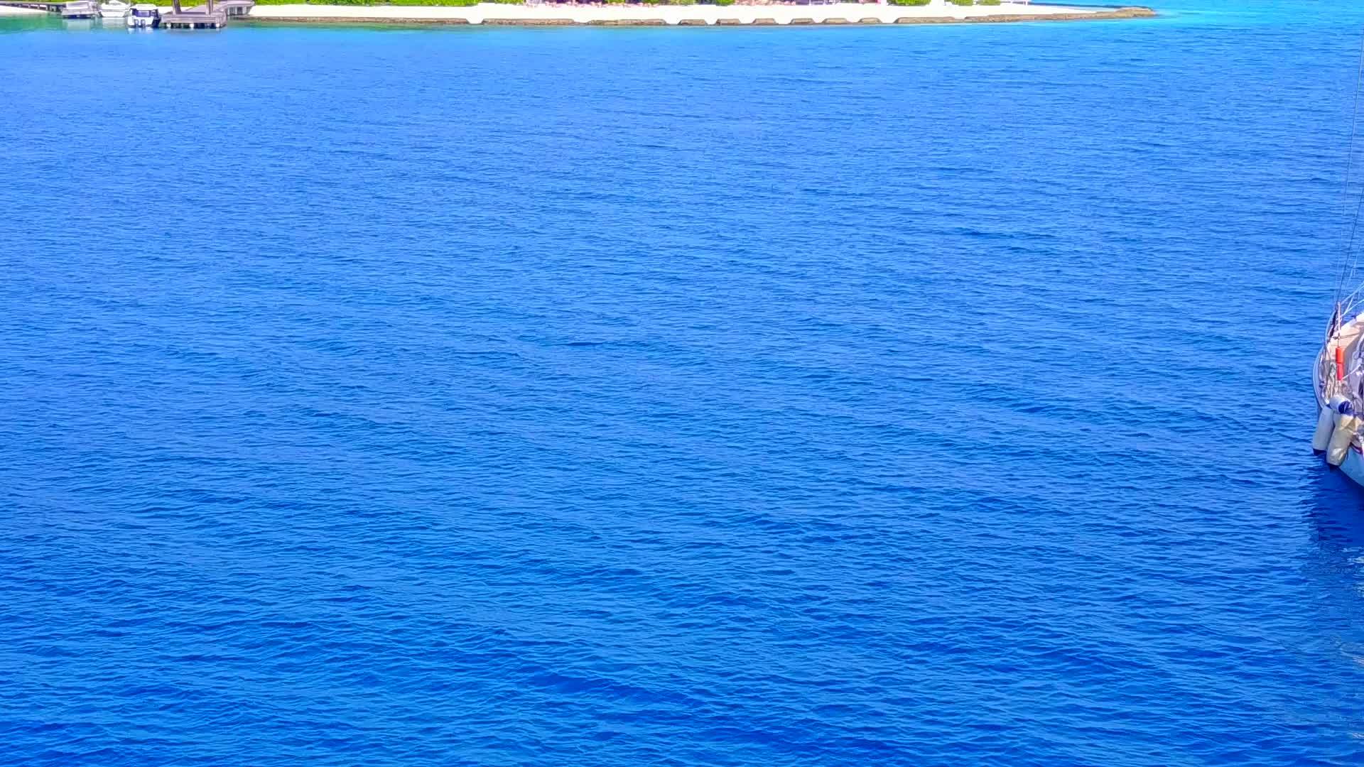 完美的岛屿通过透明的海洋和接近冲浪的白色海滩背景视频的预览图