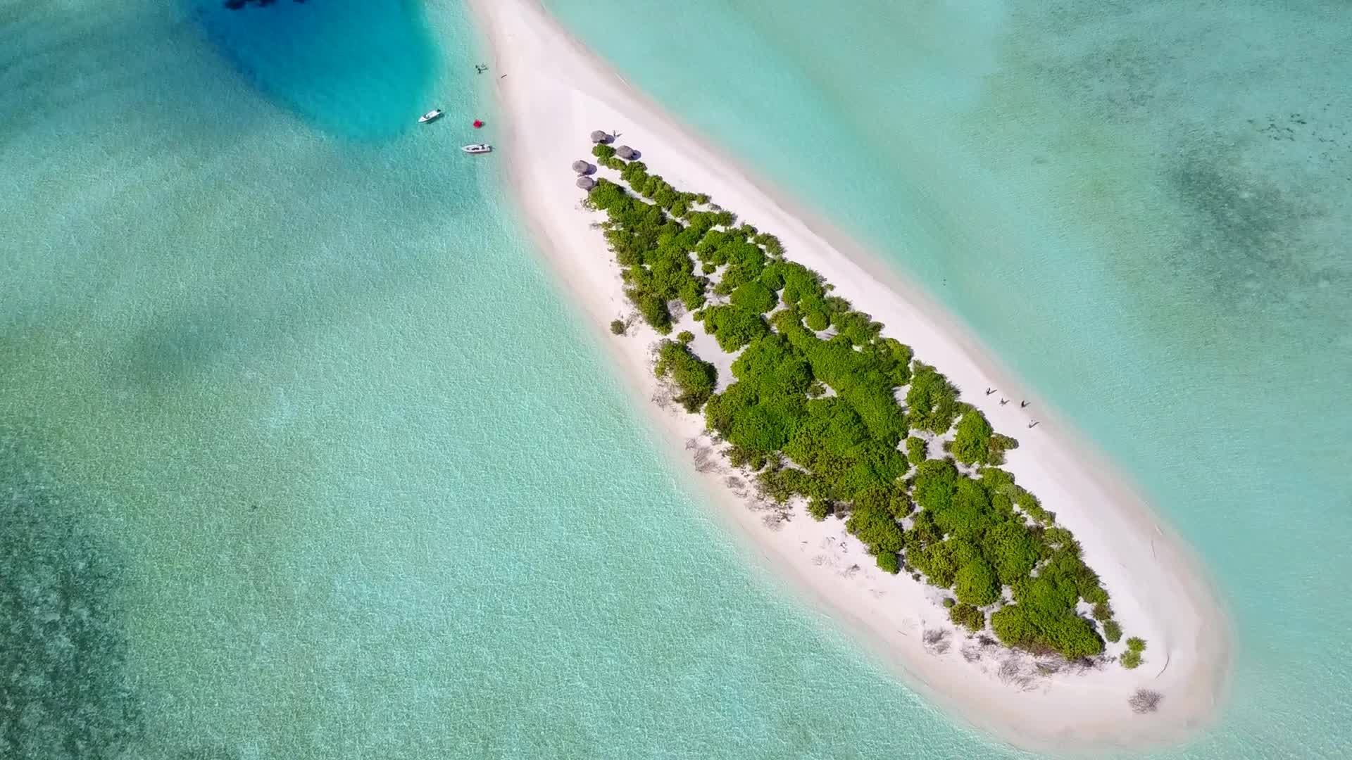 完美的海滨海滩假日蓝色环礁湖和海滩附近的白沙本背景视频的预览图