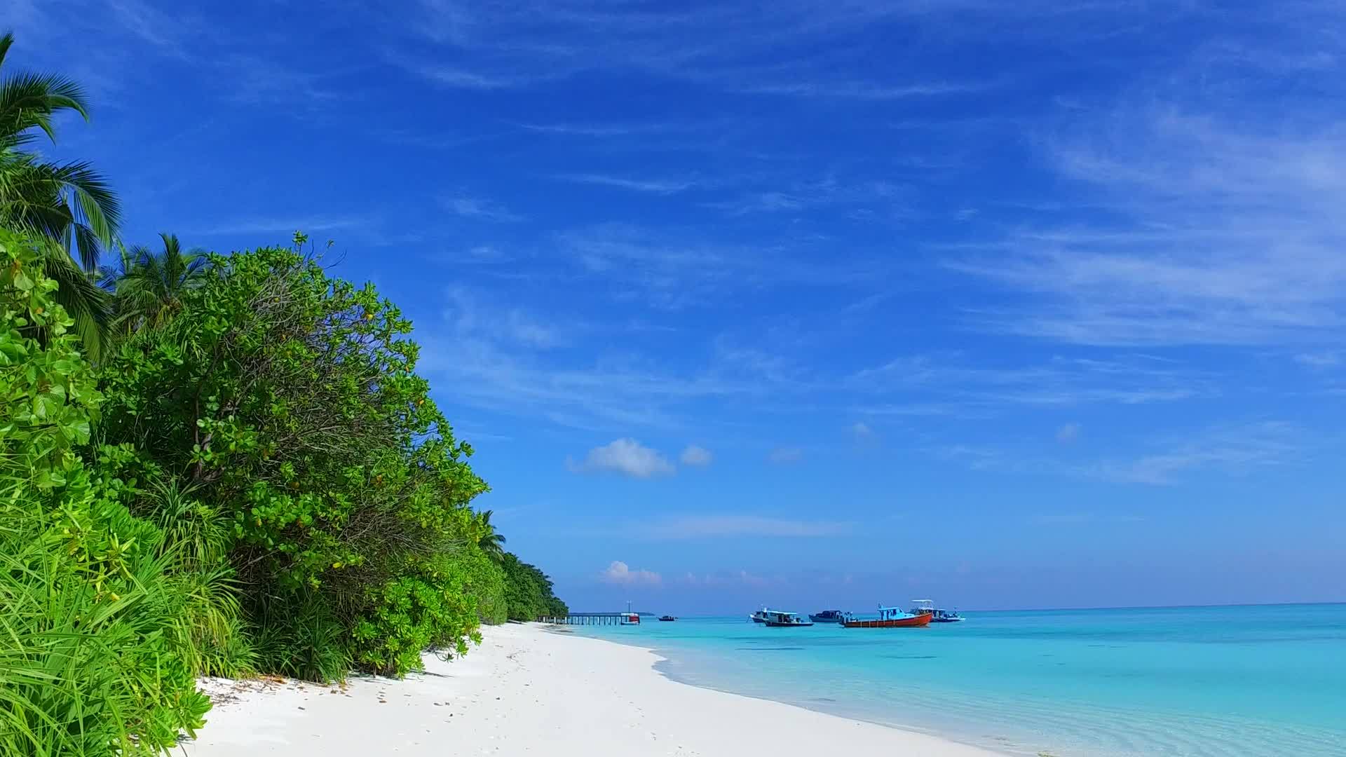 沙洲附近的白沙背景蓝绿色的海洋美丽的海湾海滩之旅视频的预览图