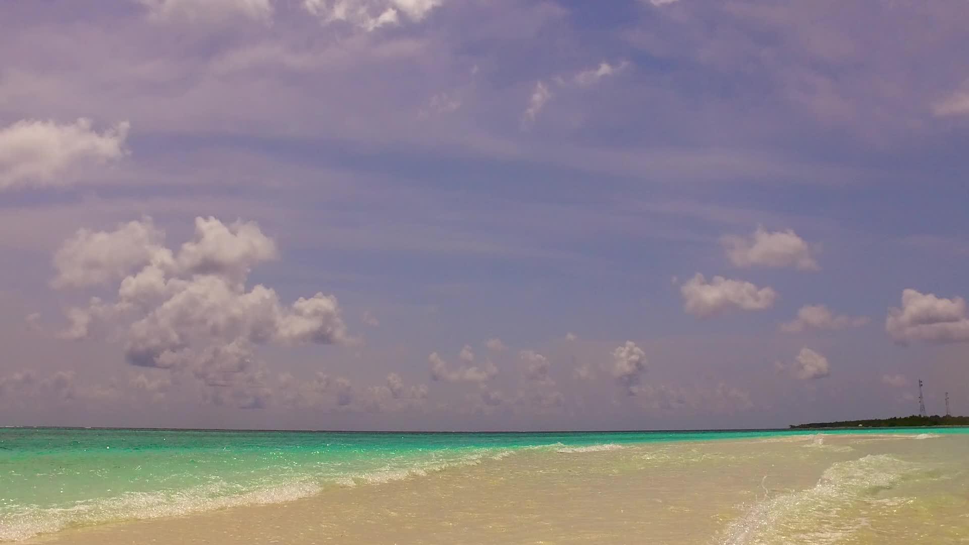 宁湾海滩的宽角纹理以蓝绿色海洋和棕榈树附近的白沙为背景视频的预览图