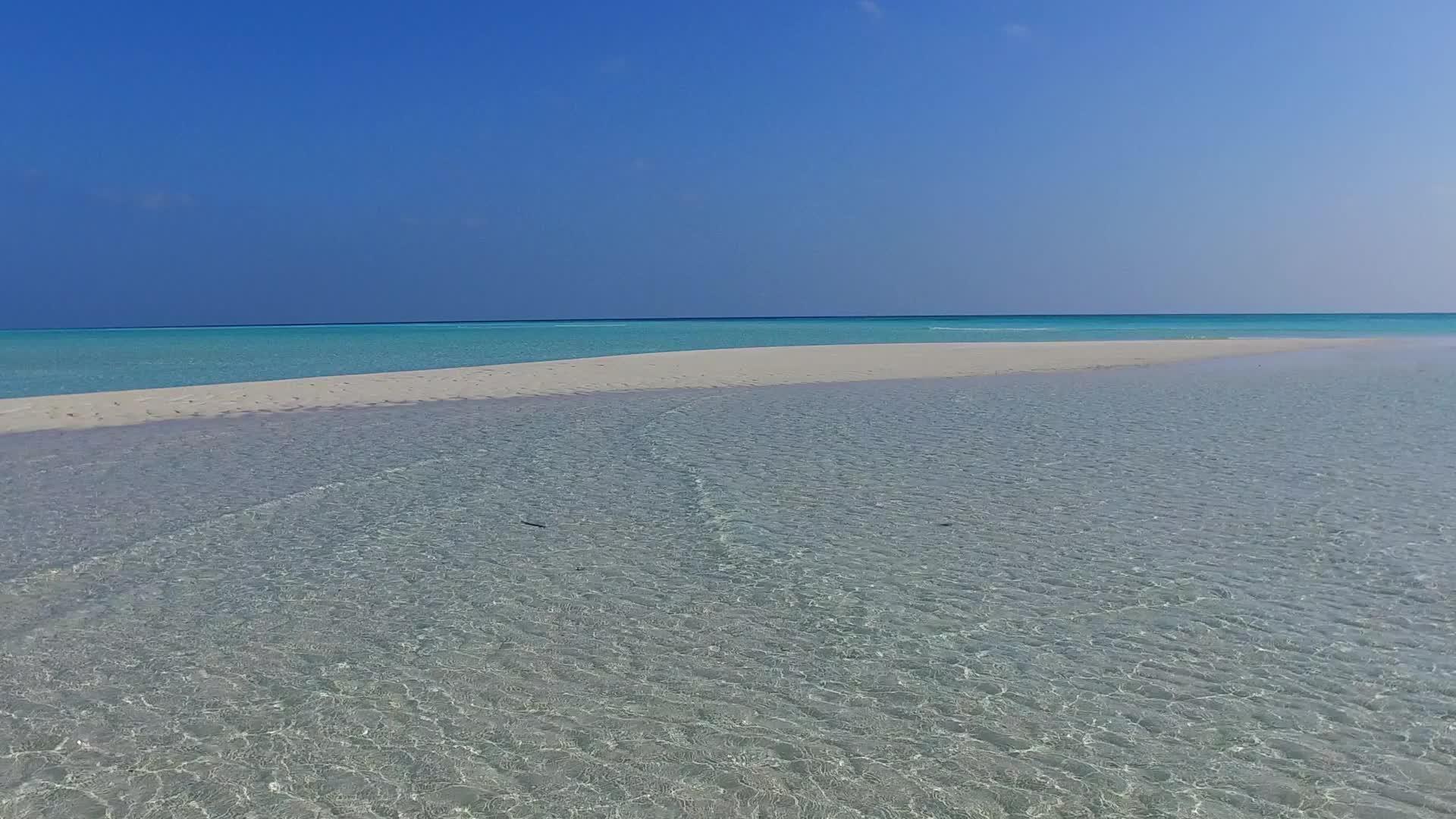 日落前通过蓝水和白色沙底背景放松旅游海滩探险视频的预览图