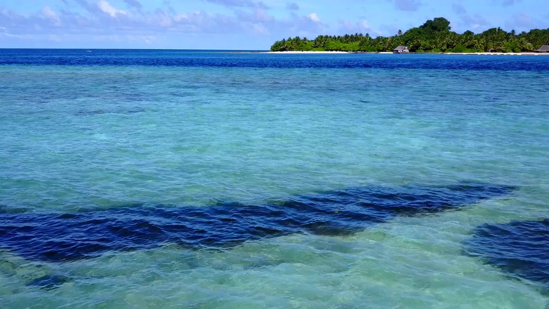 日出后阳光明媚的度假胜地海滩休息旅游背景为浅海和白沙视频的预览图