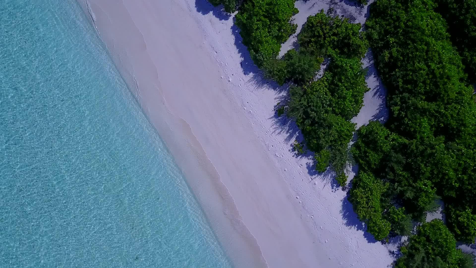 美丽的海岸海滩由蓝色的环礁湖和接近冲浪的白沙背景组成视频的预览图