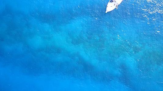 热带海岸海滩度假浪漫旅游蓝海和海浪附近的清洁沙滩视频的预览图