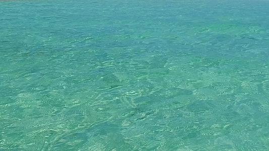 在蓝海和沙巴附近的白色海滩背景下的夏季风景是完美的度假胜地视频的预览图