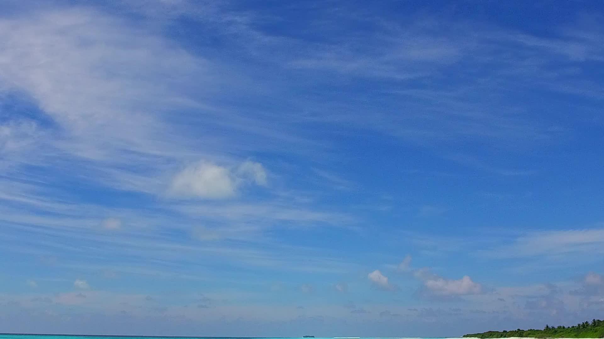日出后豪华的沿海海滩从蓝水和清洁沙土的背景下航行视频的预览图