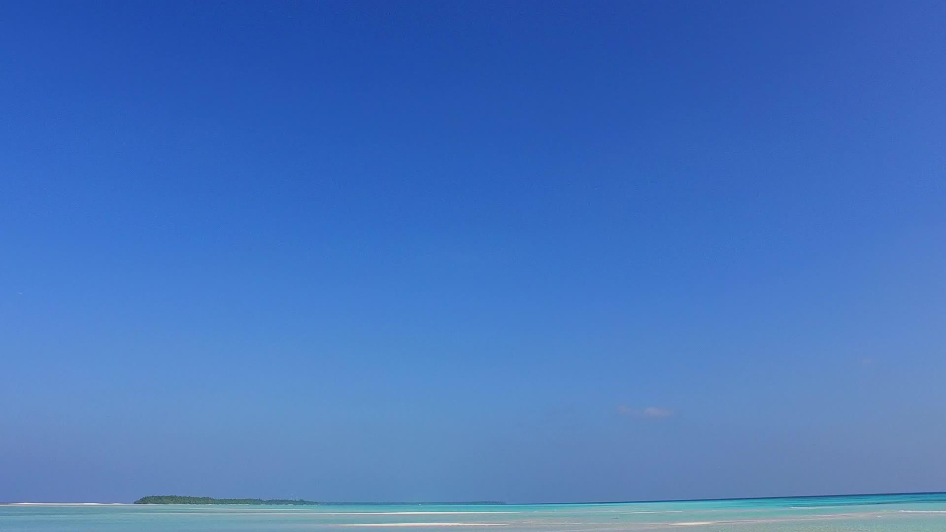 白色的蓝色海浪附近有白色的沙子海平面上有蓝色的海浪视频的预览图