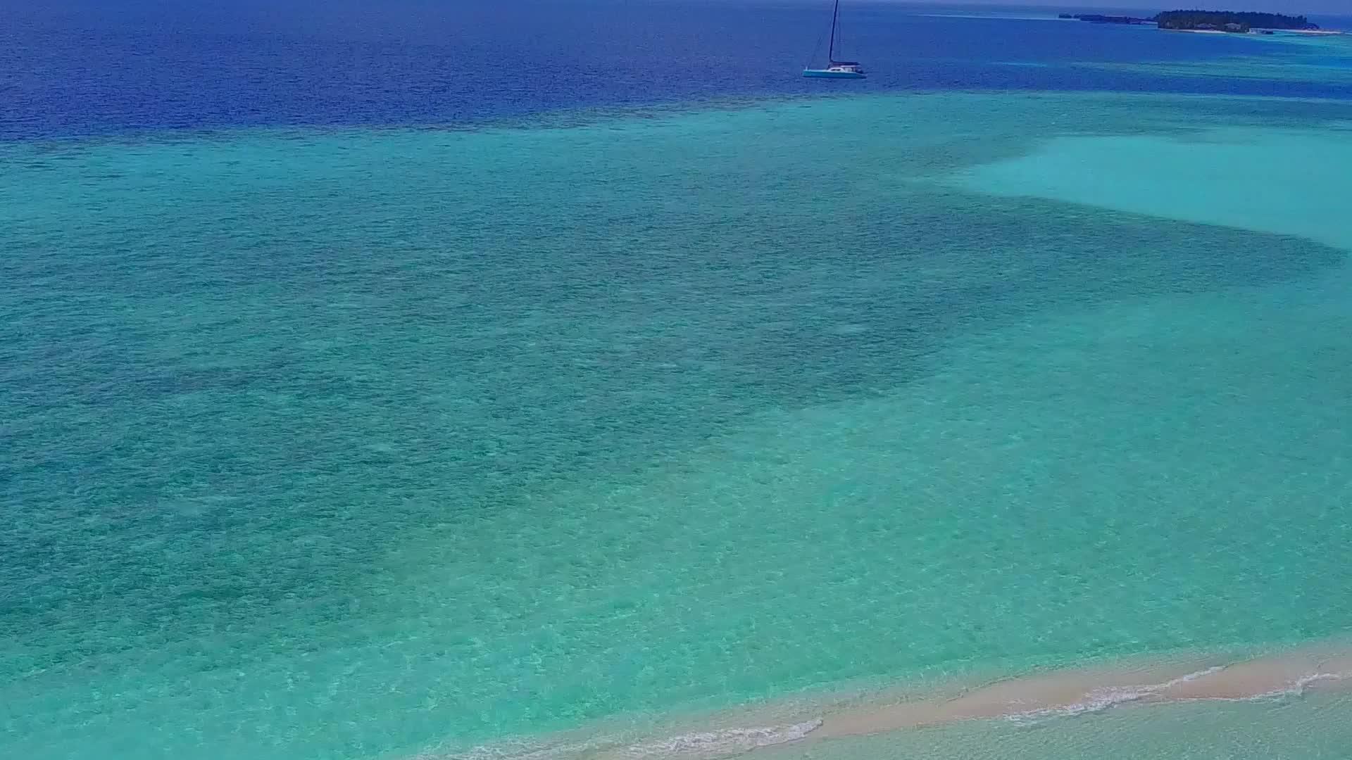 通过透明的环礁湖和度假胜地附近明亮的沙背景视频的预览图
