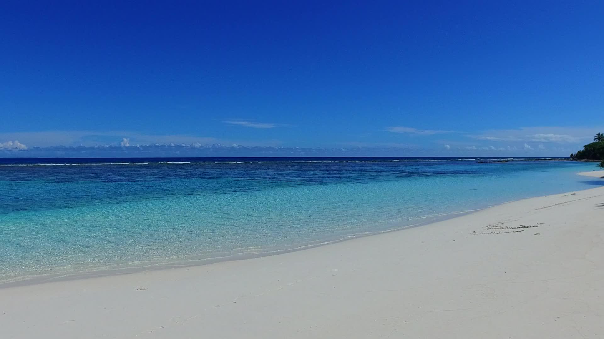 平静的旅游海滩假日由阳光下白沙底的蓝色环礁湖组成视频的预览图