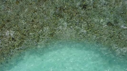 透明的大海和棕榈树附近的白沙背景完美的海滩生活方式视频的预览图