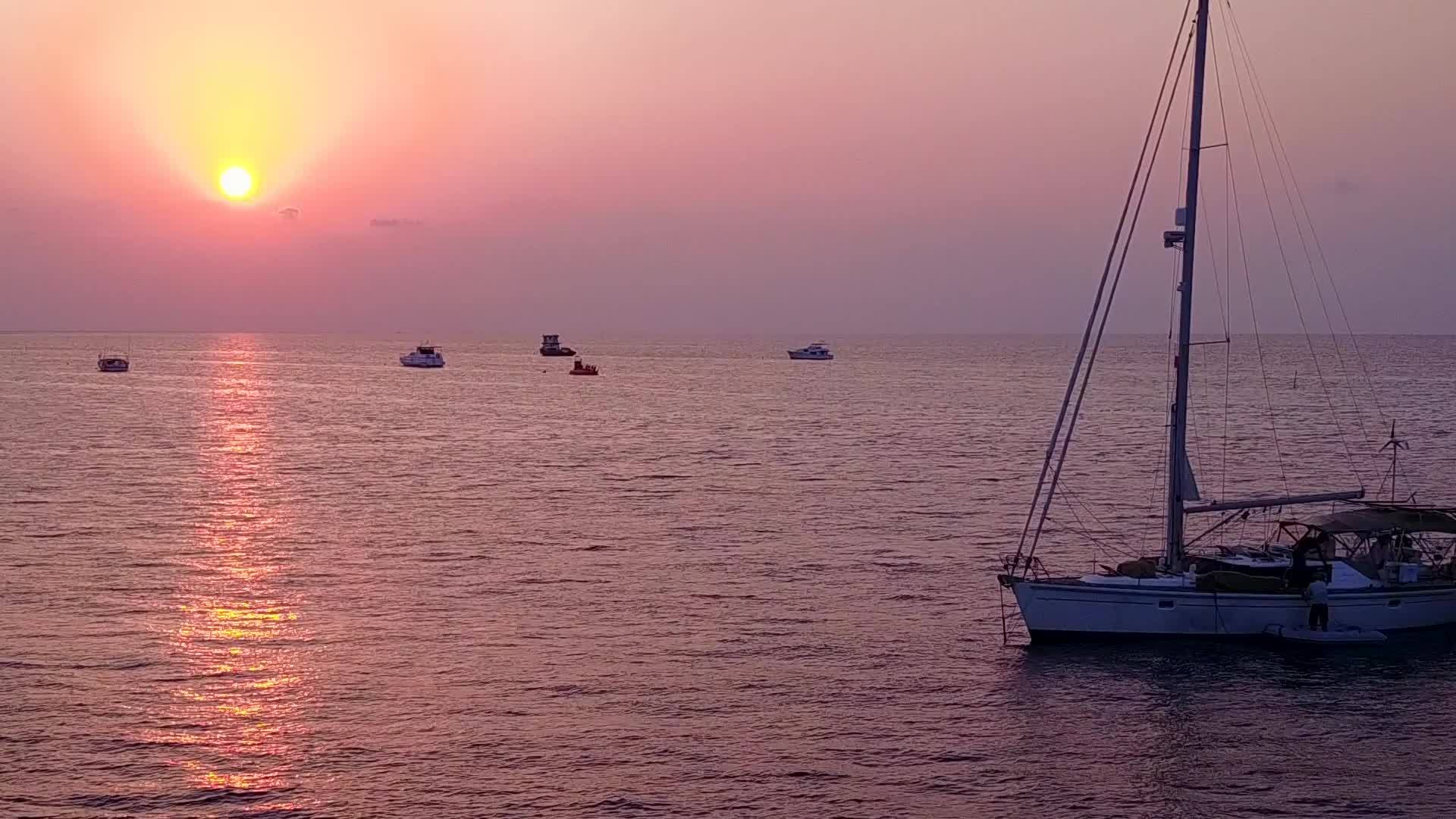 透明环礁湖在度假胜地附近有一个干净的海滩背景视频的预览图