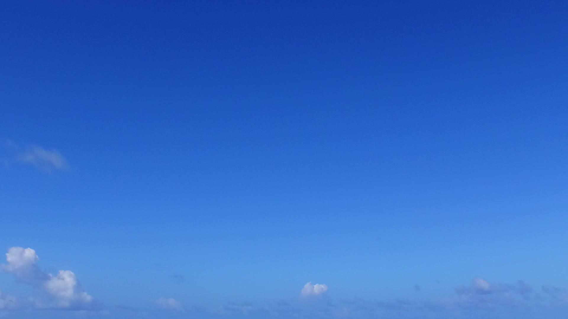 用蓝色的水画出美丽的海湾海滩时间的日间纹理珊瑚礁附近视频的预览图
