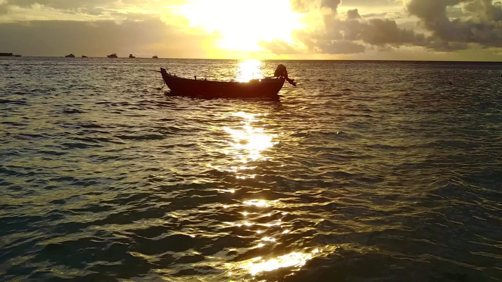 夏天热带湾海滩旅行在清海中珊瑚礁附近有白色的沙沙背景视频的预览图