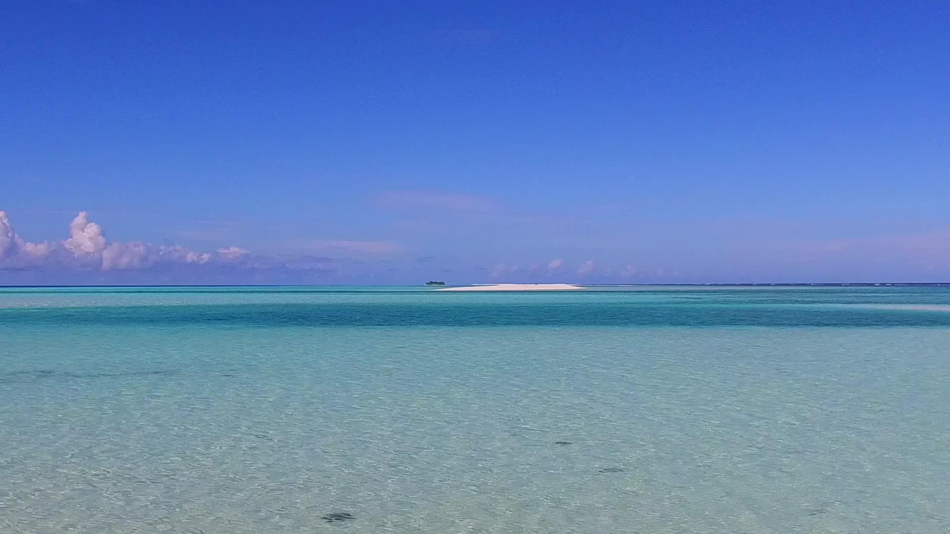 以蓝水和白色沙滩为背景在海浪附近航行放松岛海滩航程视频的预览图