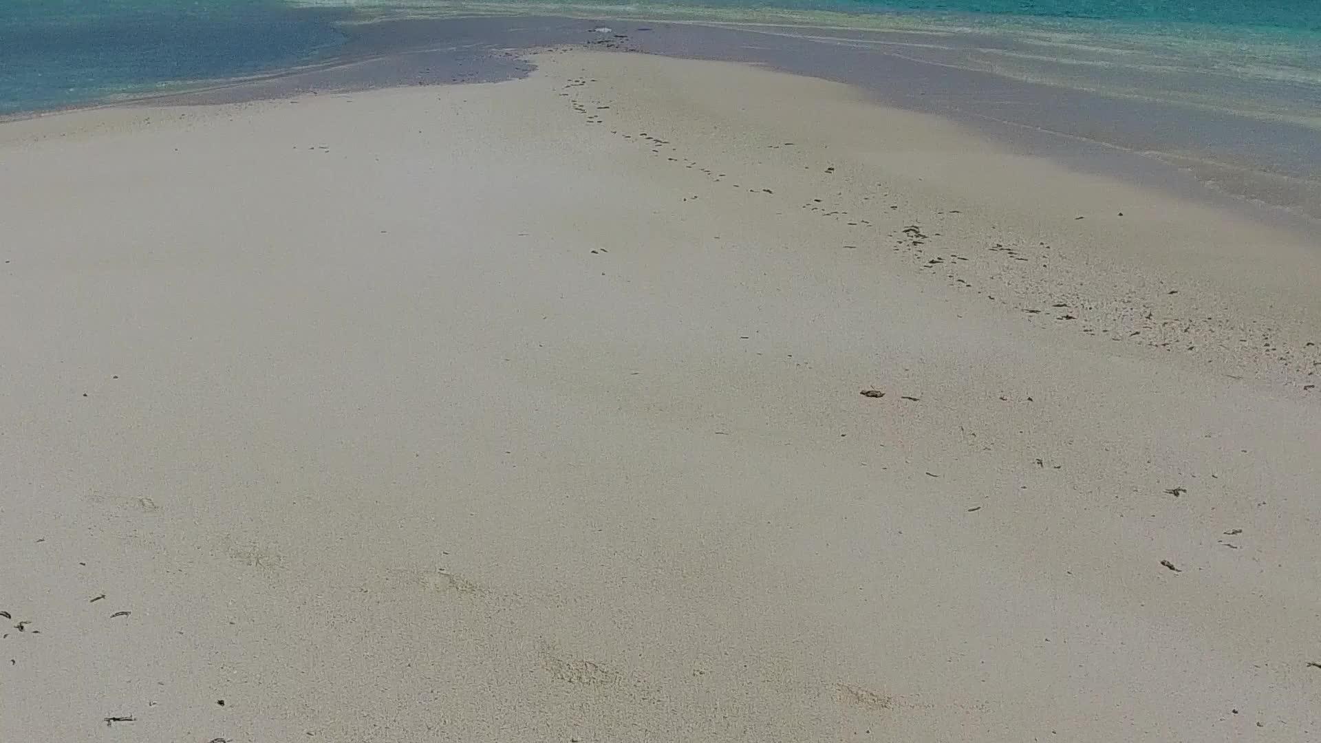光天化日之下的蓝绿色水和白色沙底背景的白色绿色浅水休闲旅行视频的预览图