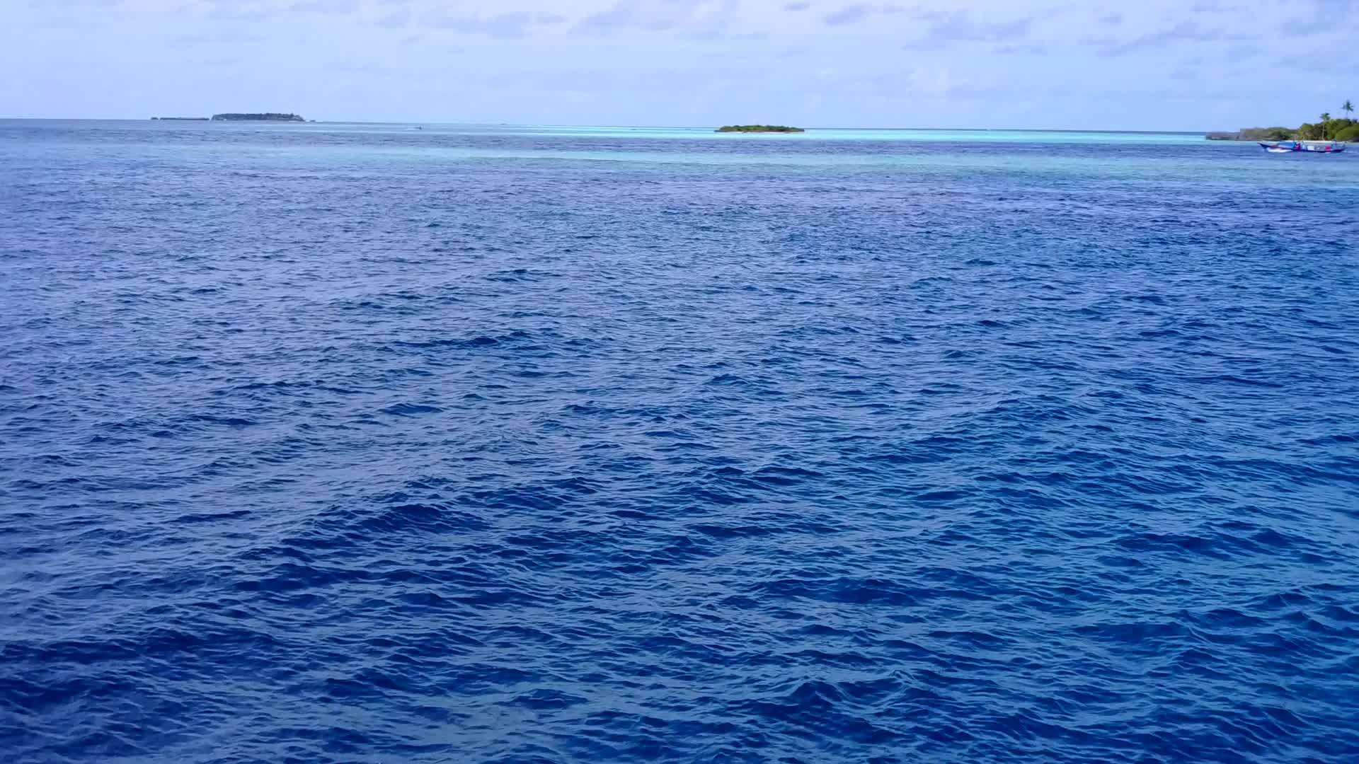 以蓝海为例蓝海中有白色的沙滩背景视频的预览图