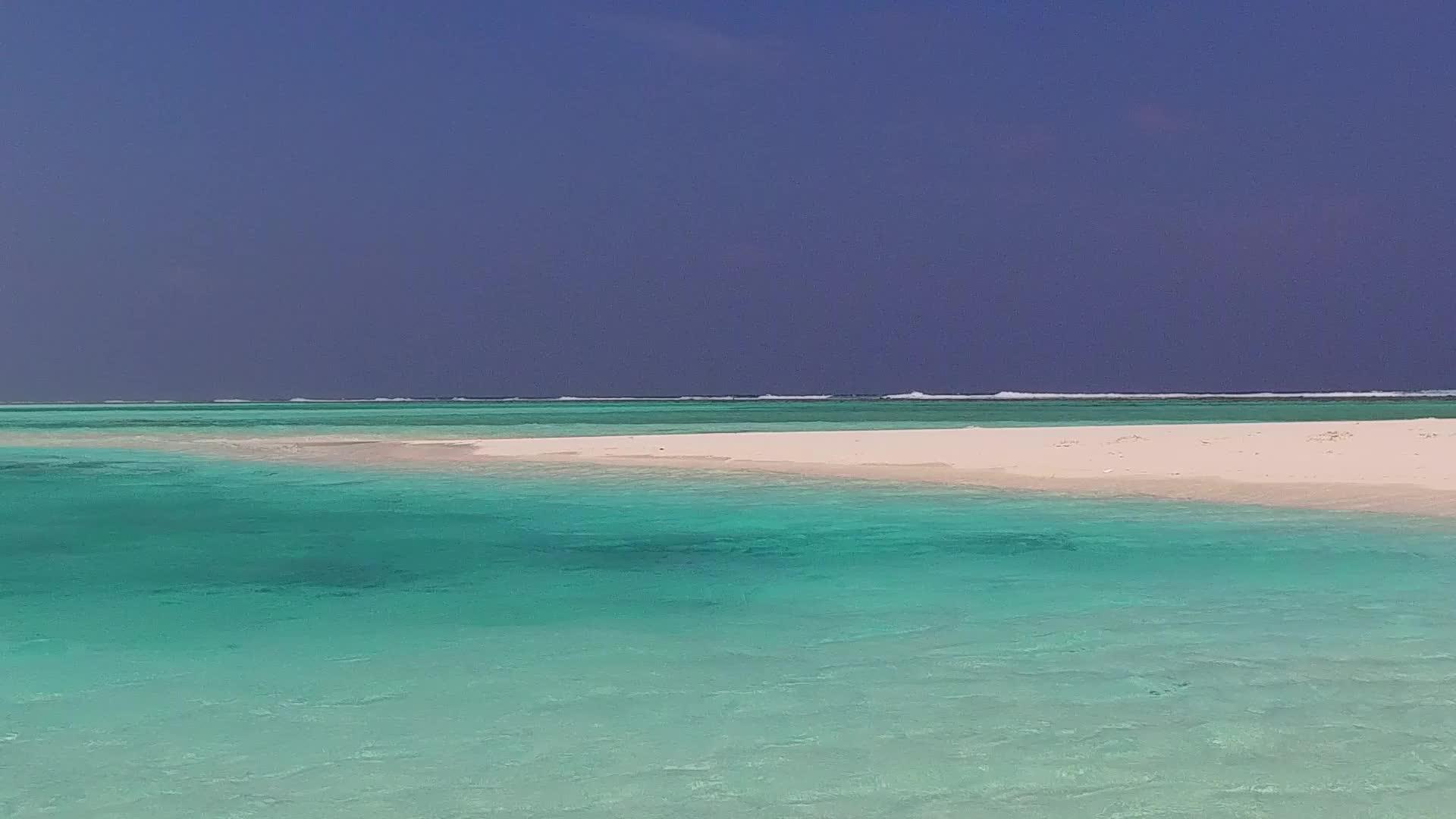 安静的海滩时间依靠蓝绿色的水和阳光下的白沙背景视频的预览图