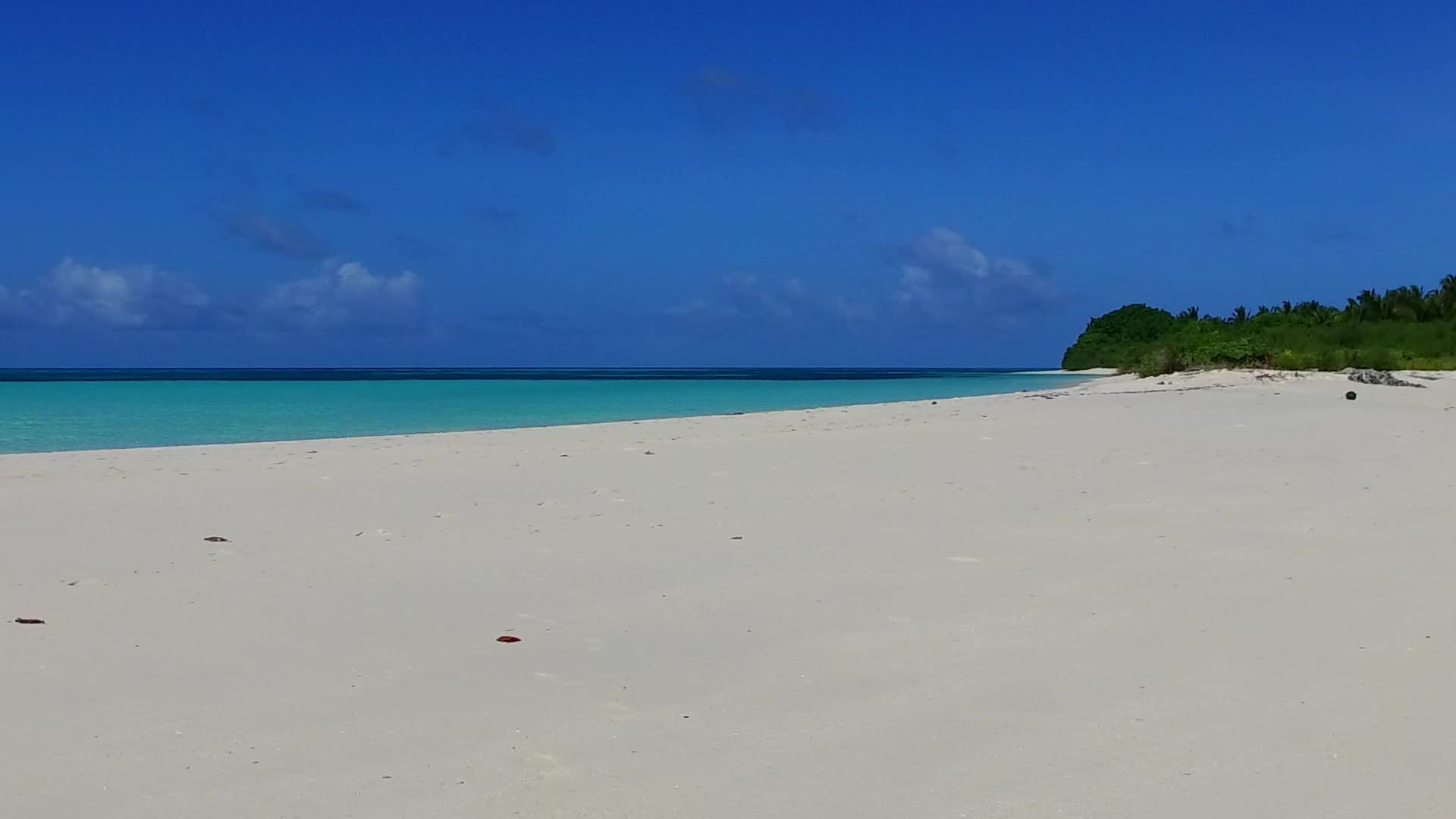 白沙背景下的绿松石海热带海景海滩之旅视频的预览图