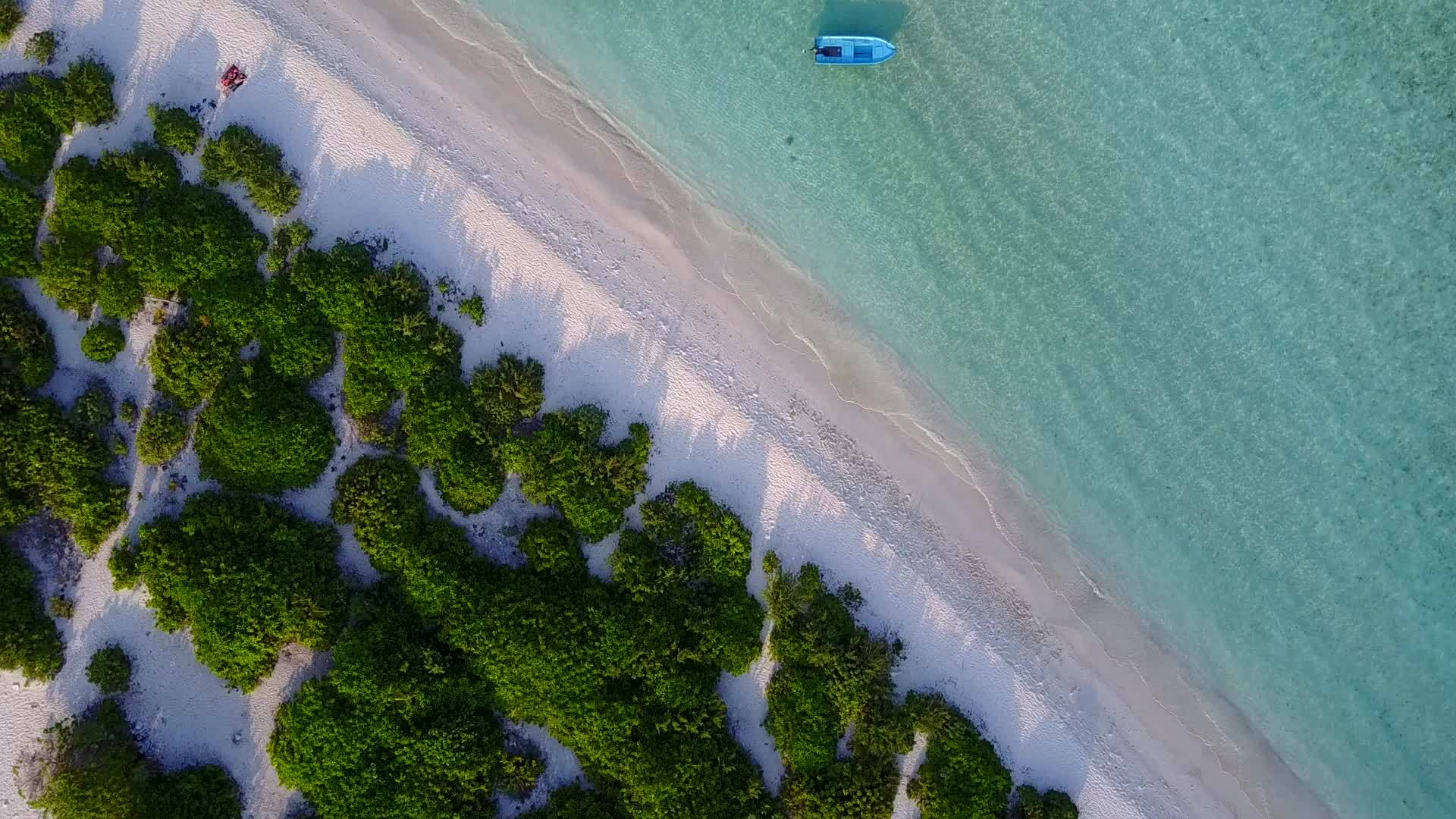 蓝色环礁湖有明亮的沙滩背景视频的预览图