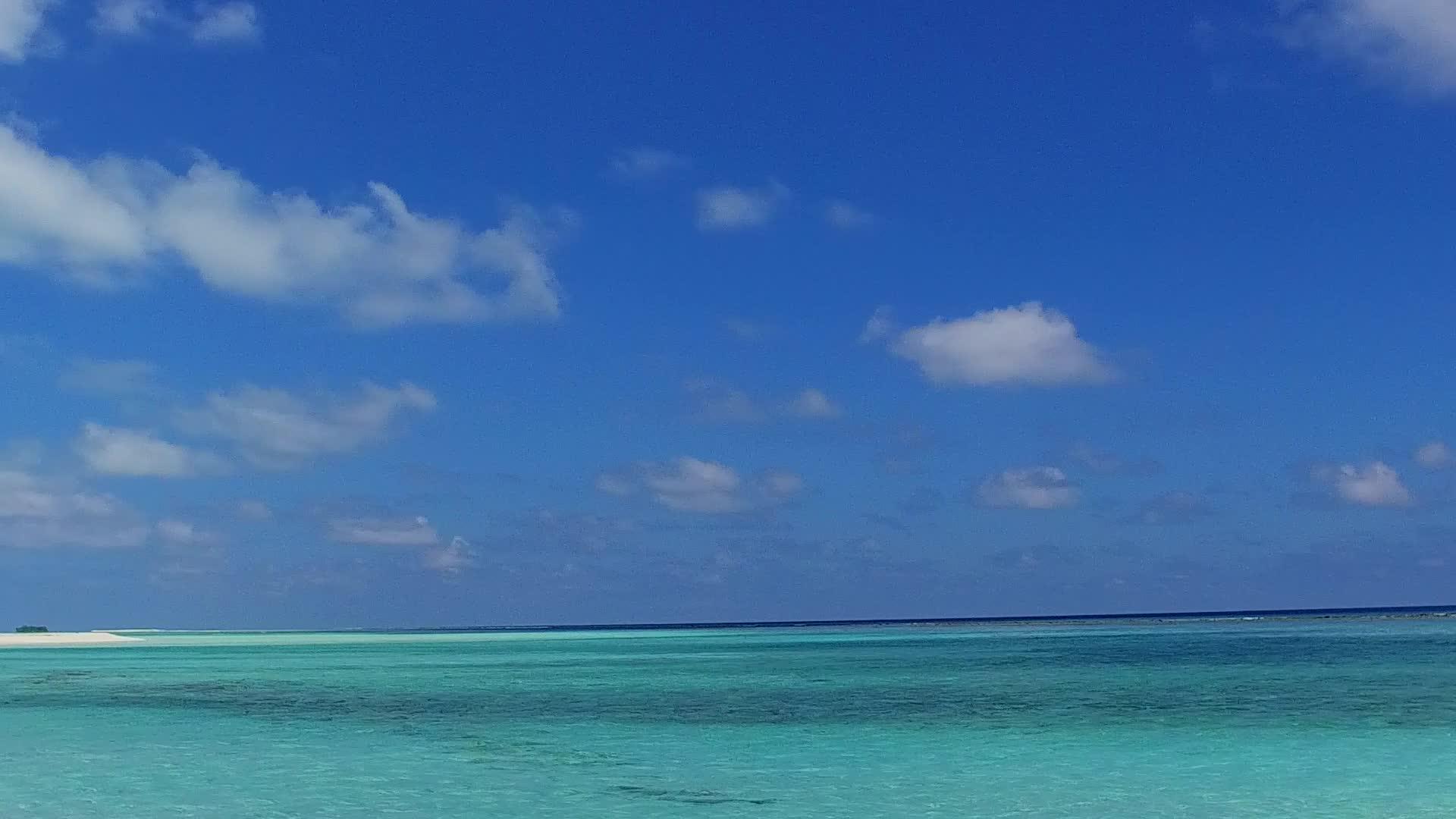 环礁附近有一个清澈的环礁湖有一个白色的海滩背景视频的预览图