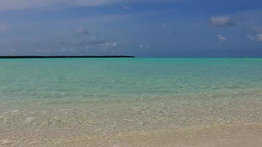 沙洲附近的白沙背景是透明的海洋特色视频的预览图