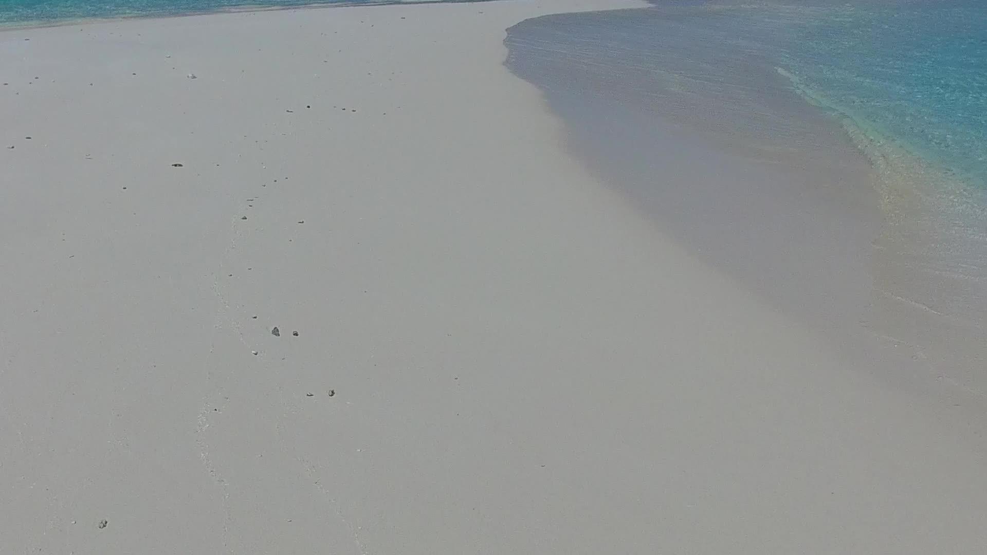 在蓝海和海滩附近的白色沙滩背景下在豪华旅游海滩之间休息视频的预览图