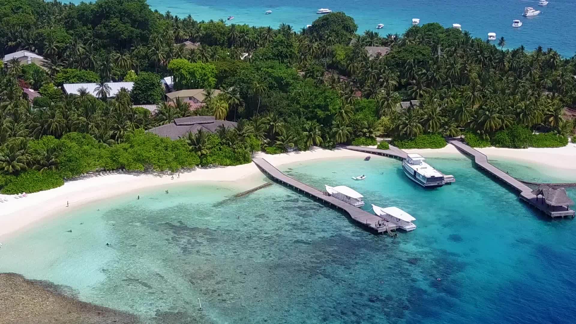 蓝绿色的海洋和沙洲附近的白色海滩放松了松泻湖海滩的生活视频的预览图